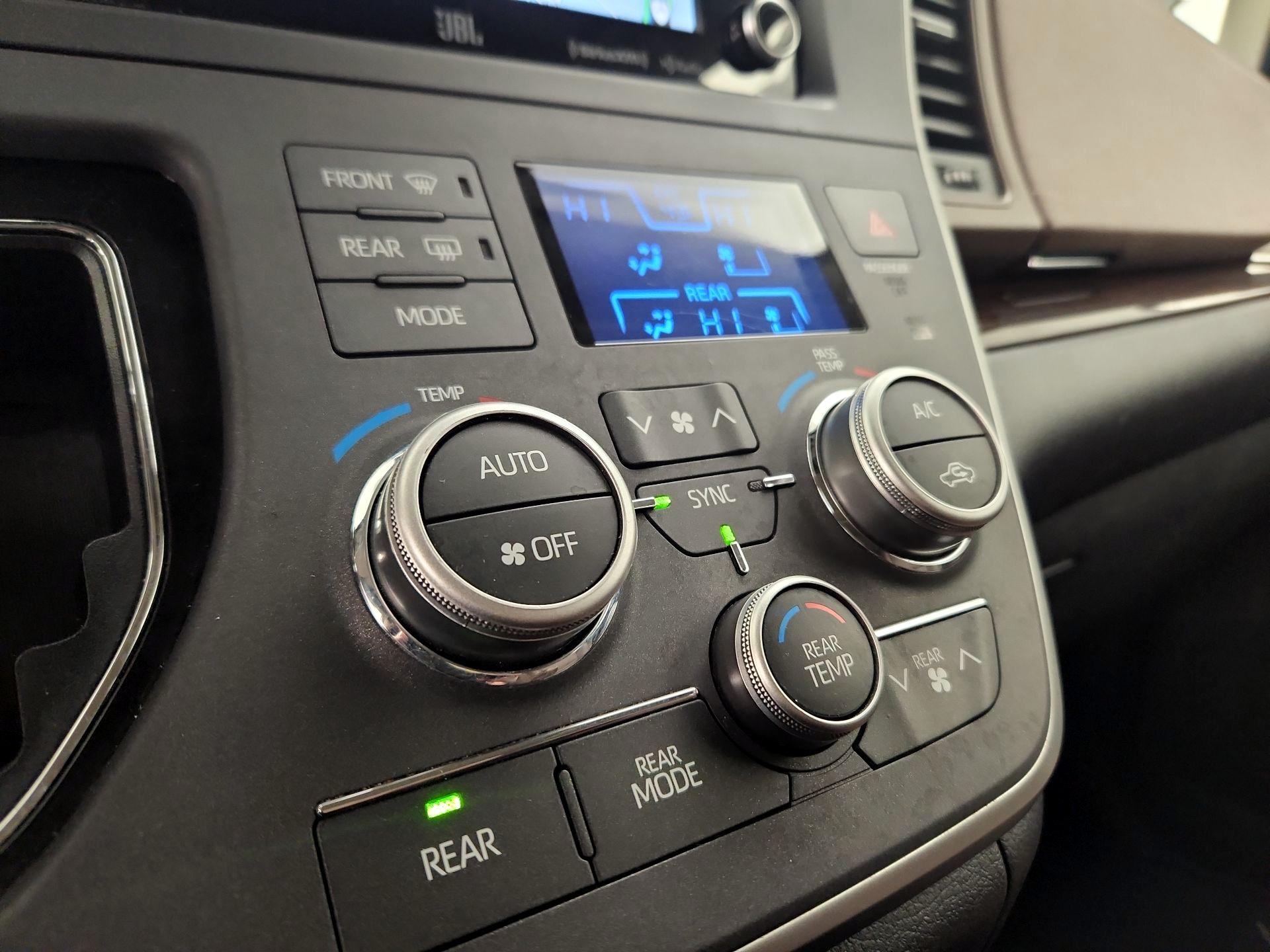 Thumbnail: 2020 Toyota Sienna - 17