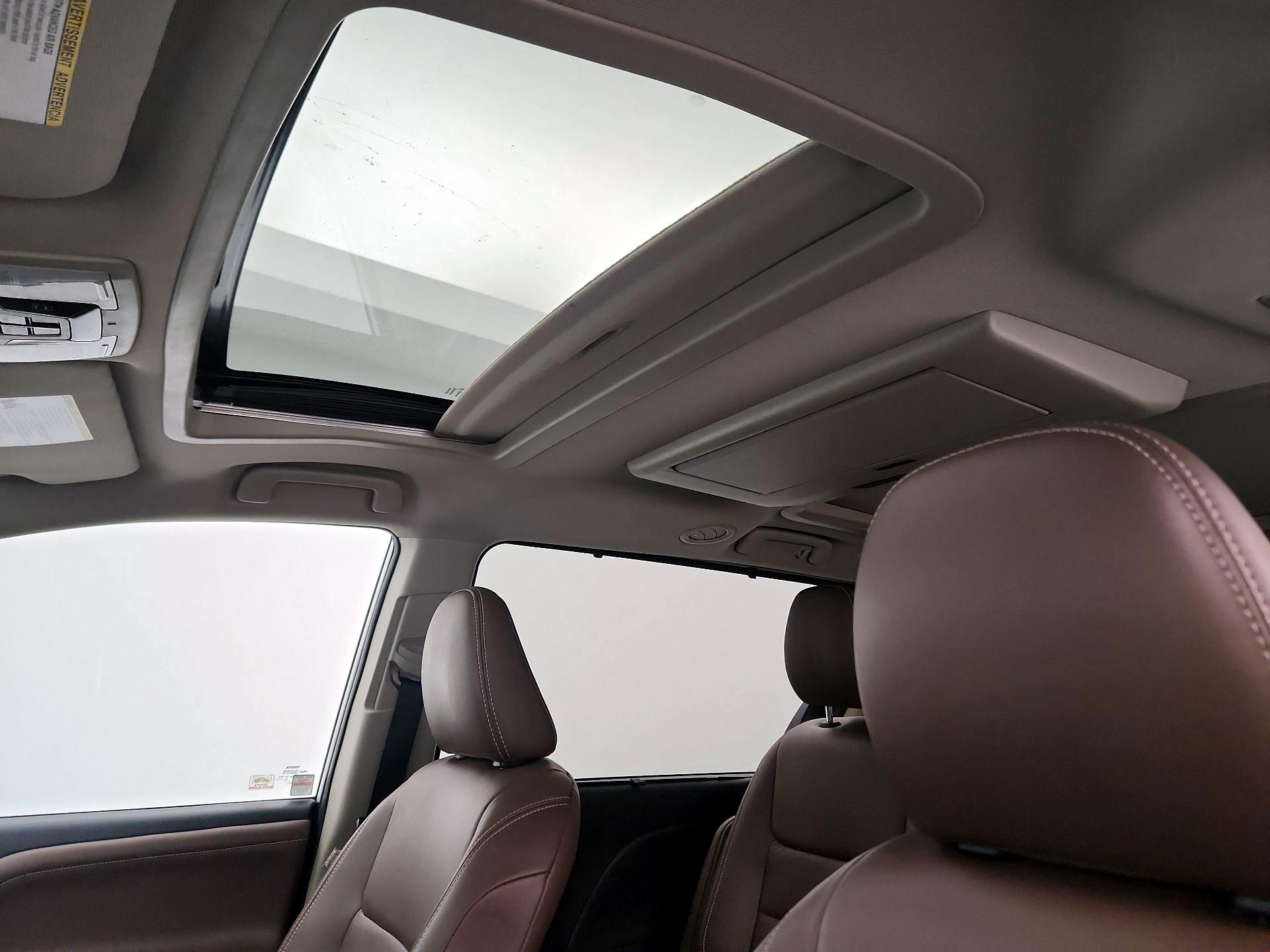 Thumbnail: 2020 Toyota Sienna - 20