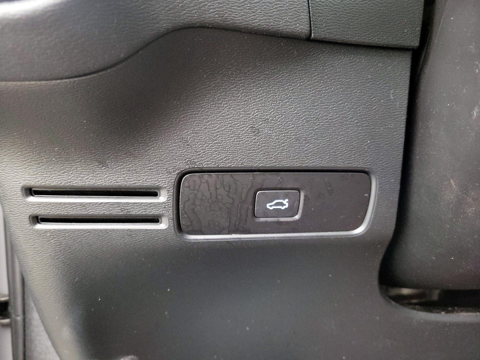 Thumbnail: 2024 Volvo XC40 - 13