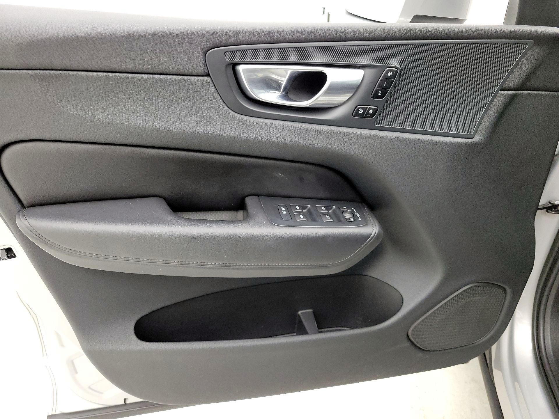 Thumbnail: 2023 Volvo XC60 - 12