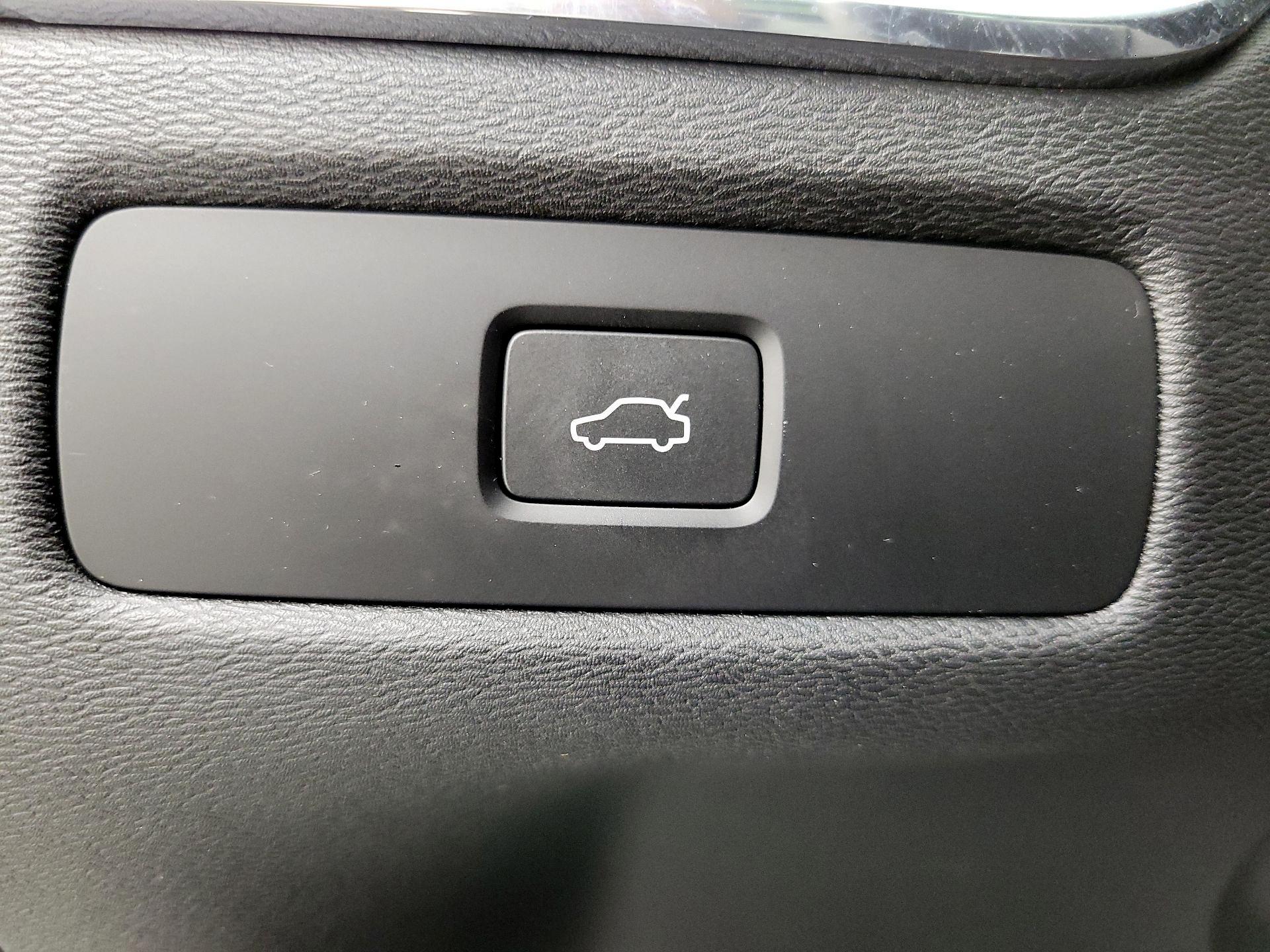 Thumbnail: 2023 Volvo XC60 - 13