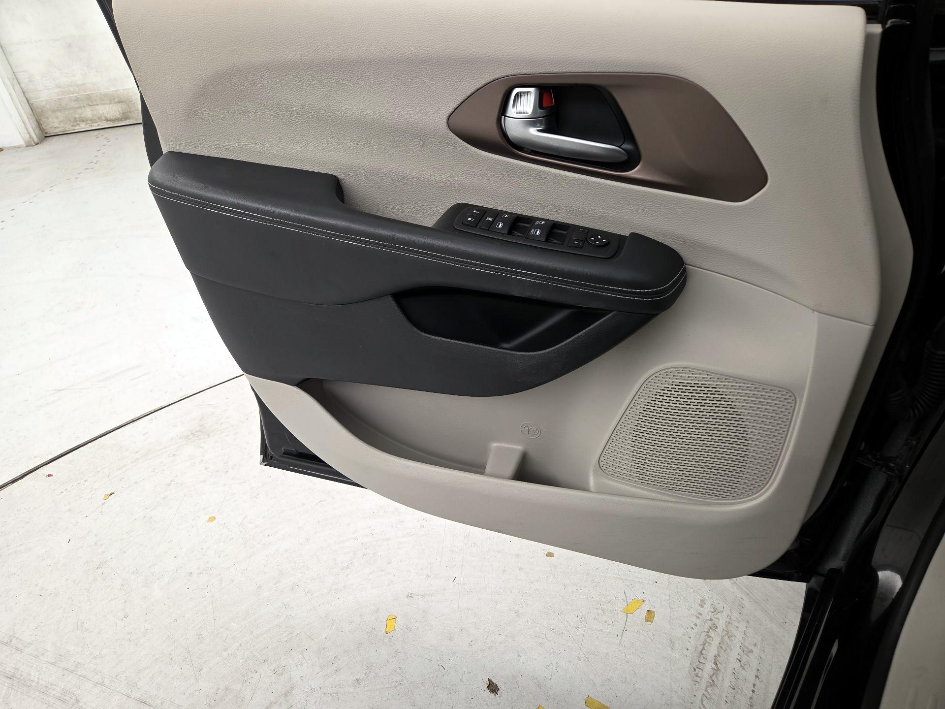 Thumbnail: 2024 Chrysler Voyager - 12