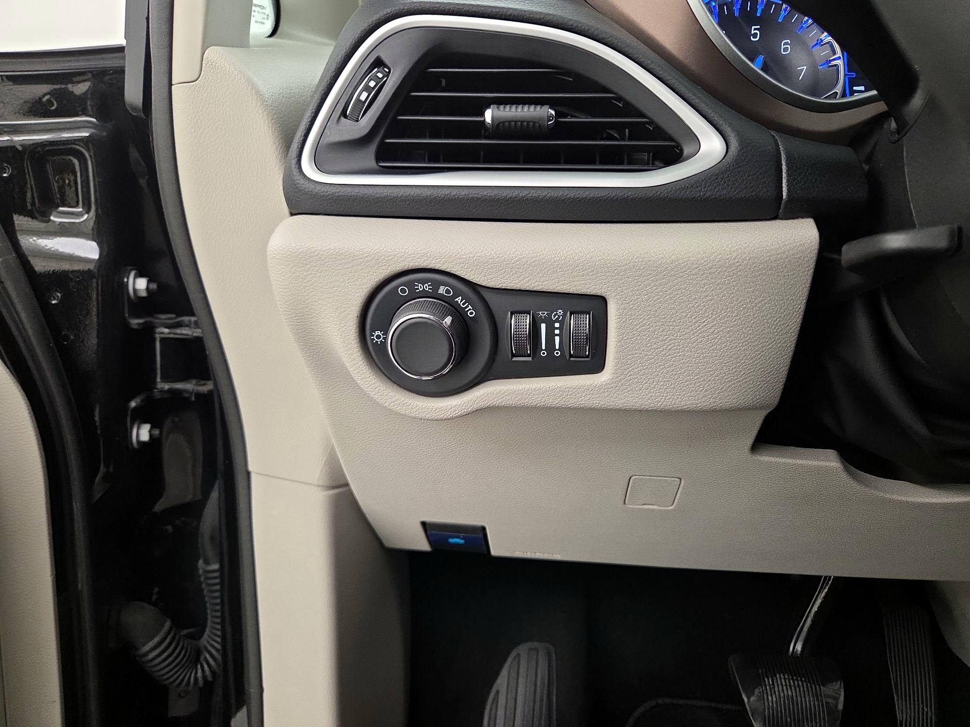 Thumbnail: 2024 Chrysler Voyager - 13