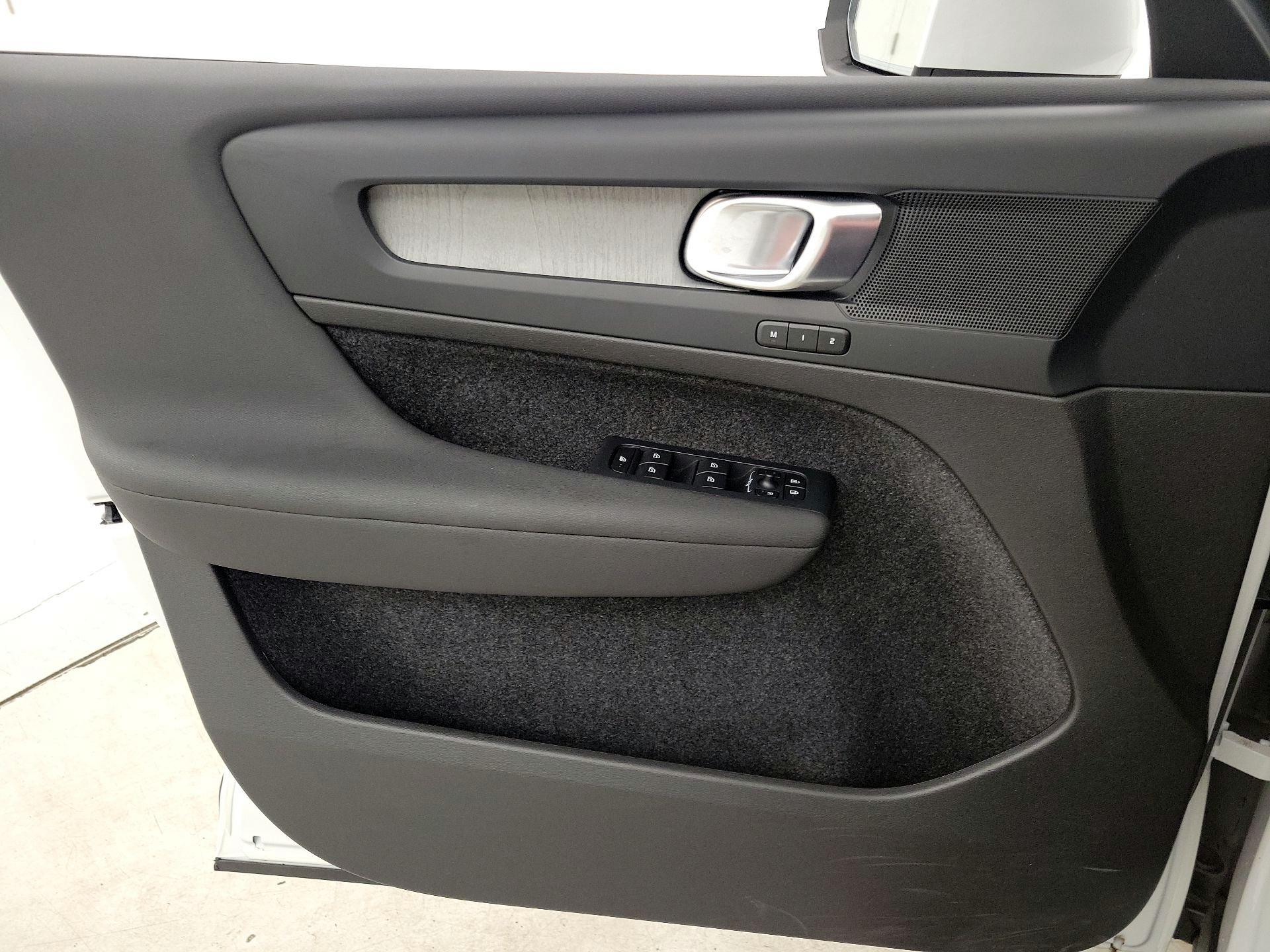 Thumbnail: 2023 Volvo XC40 - 12