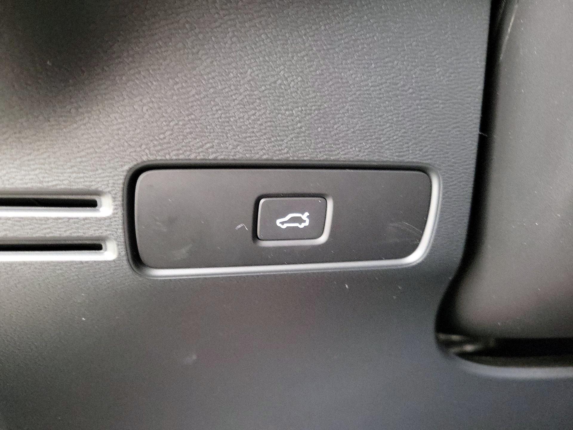 Thumbnail: 2023 Volvo XC40 - 13