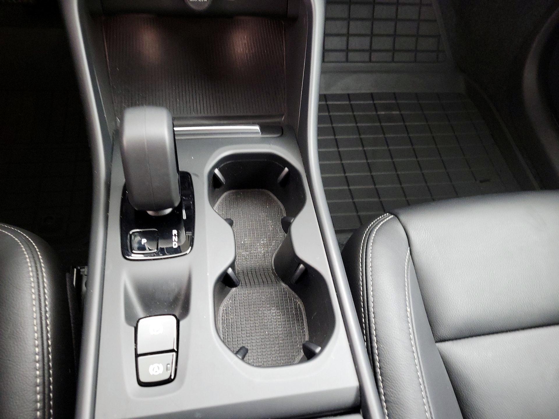 Thumbnail: 2023 Volvo XC40 - 18