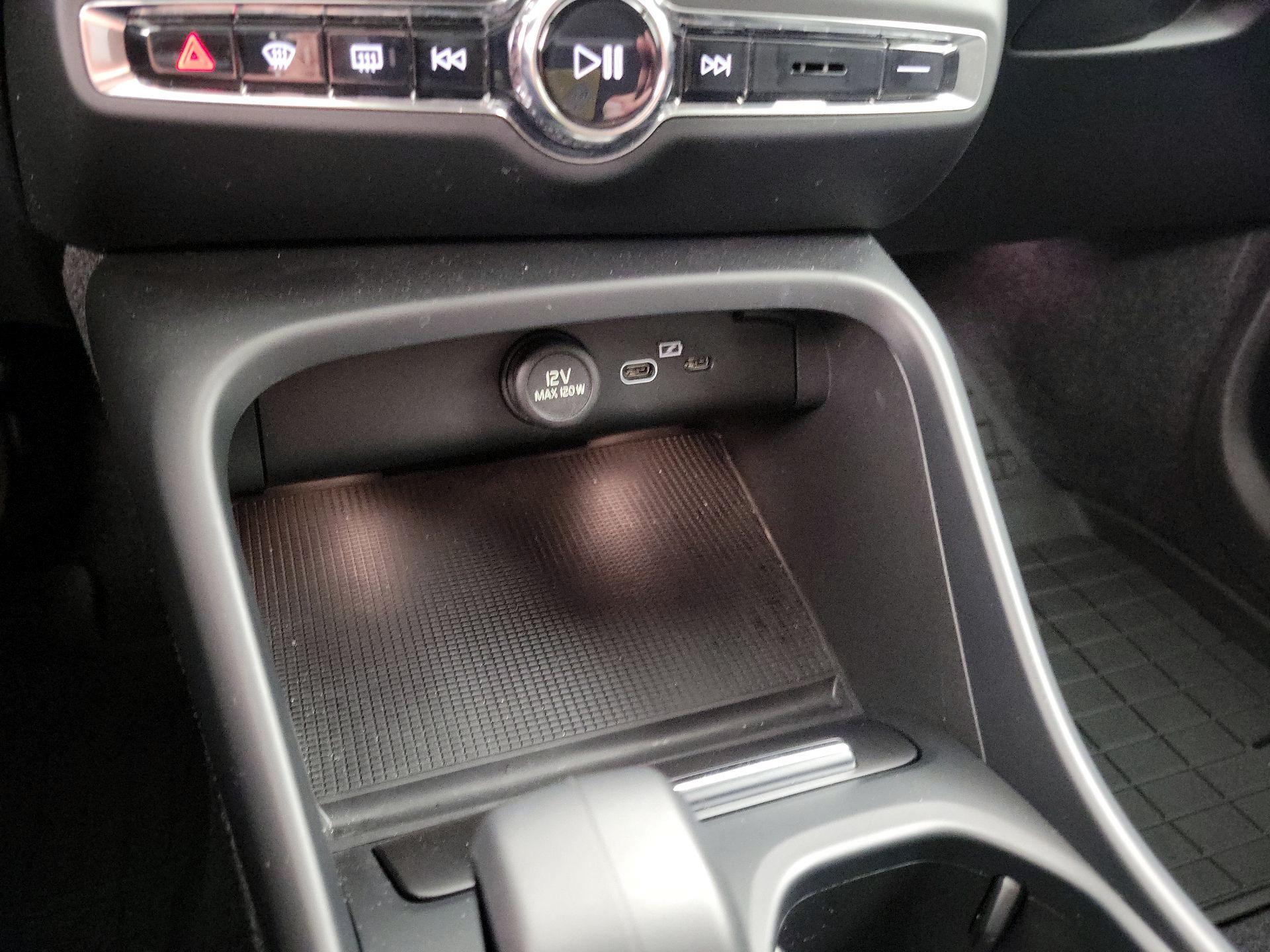 Thumbnail: 2023 Volvo XC40 - 19