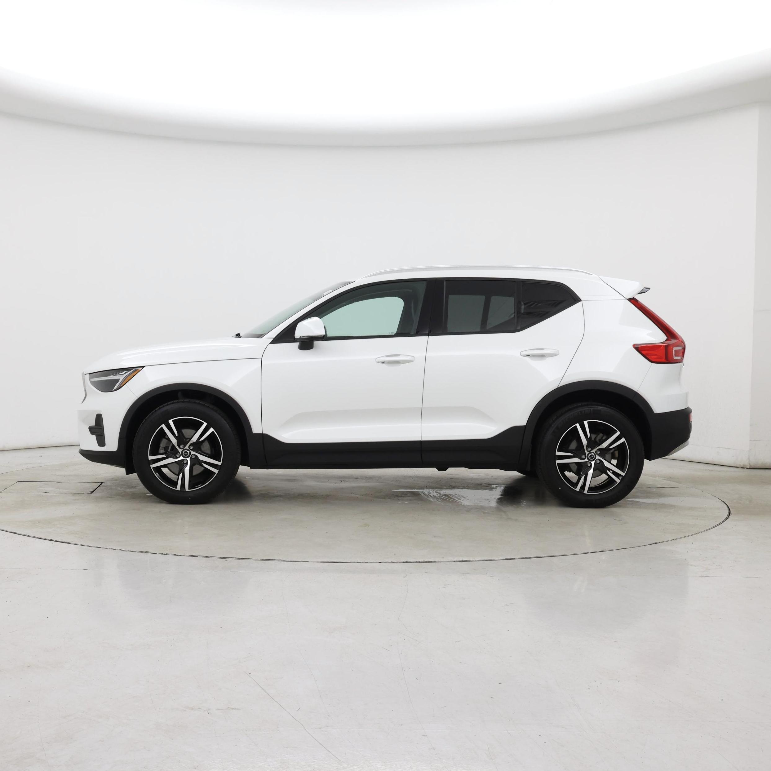 Thumbnail: 2023 Volvo XC40 - 3