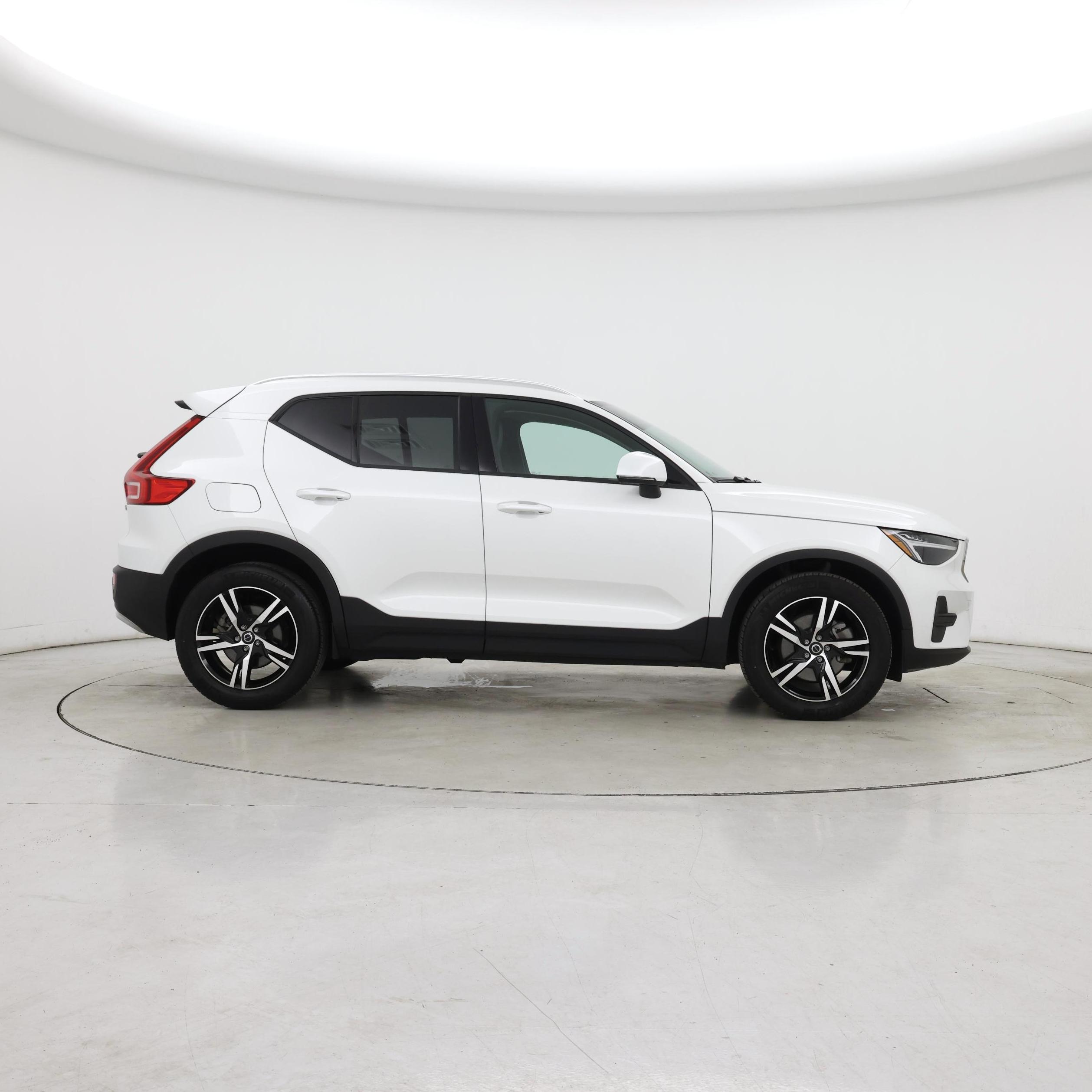 Thumbnail: 2023 Volvo XC40 - 7