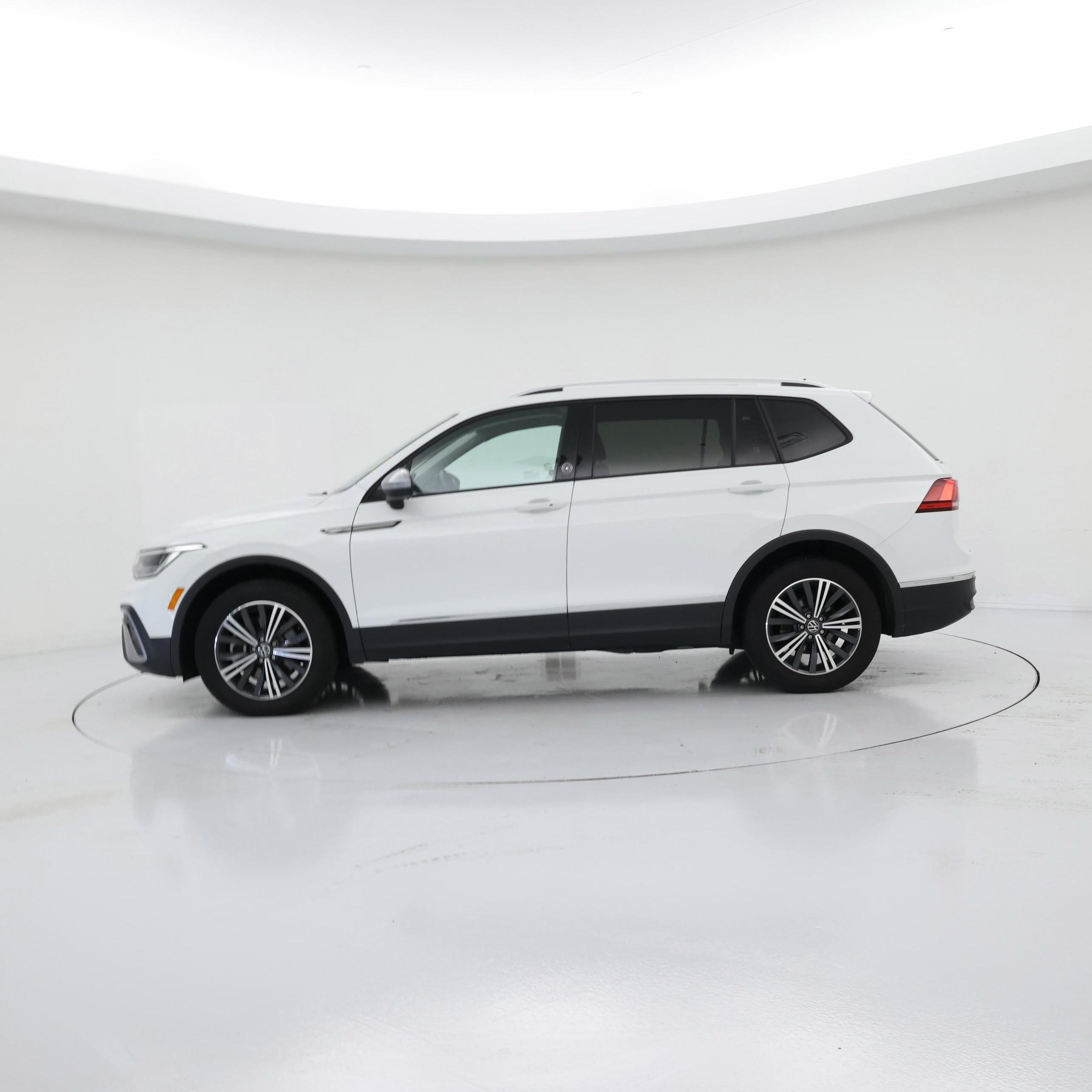 Thumbnail: 2024 Volkswagen Tiguan - 3