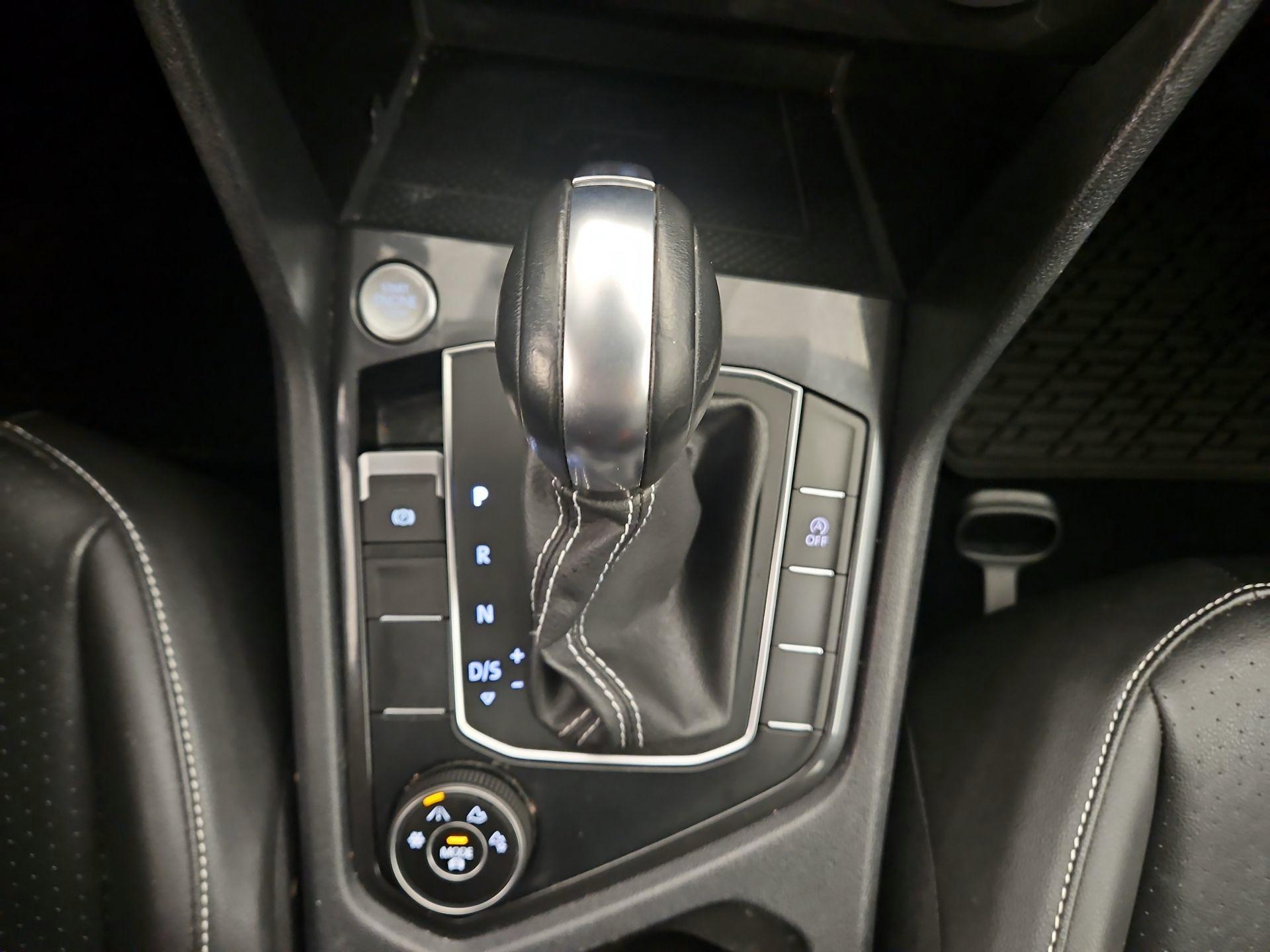 Thumbnail: 2021 Volkswagen Tiguan - 17