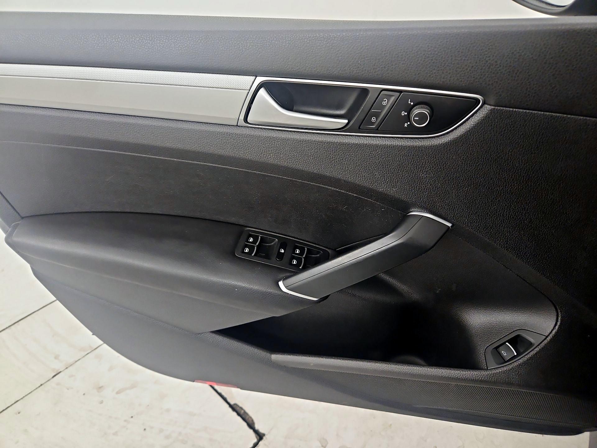 Thumbnail: 2016 Volkswagen Passat - 12