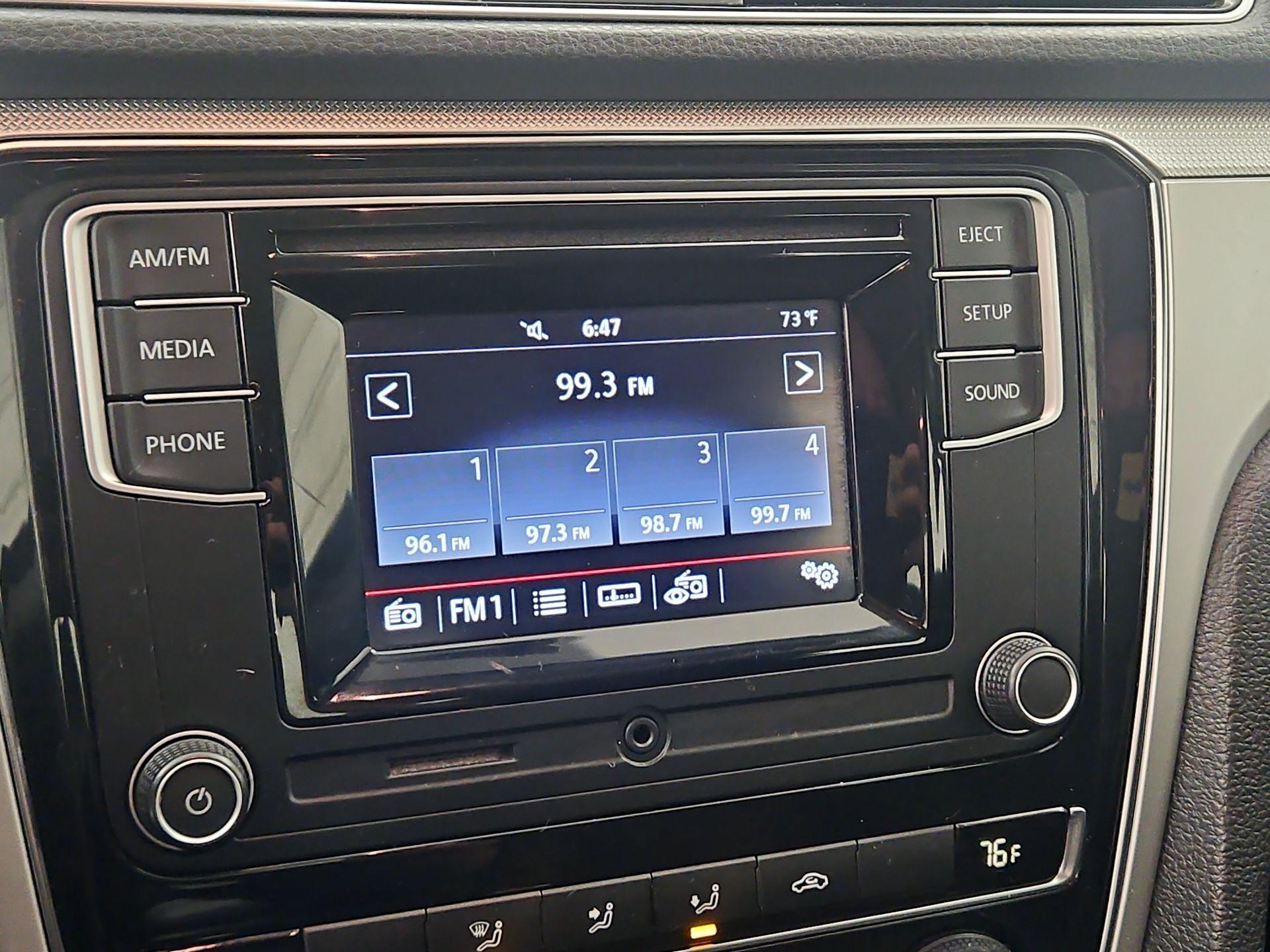 Thumbnail: 2016 Volkswagen Passat - 15