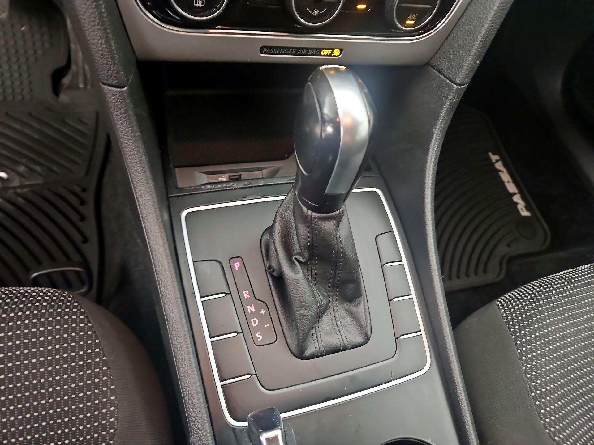 Thumbnail: 2016 Volkswagen Passat - 17