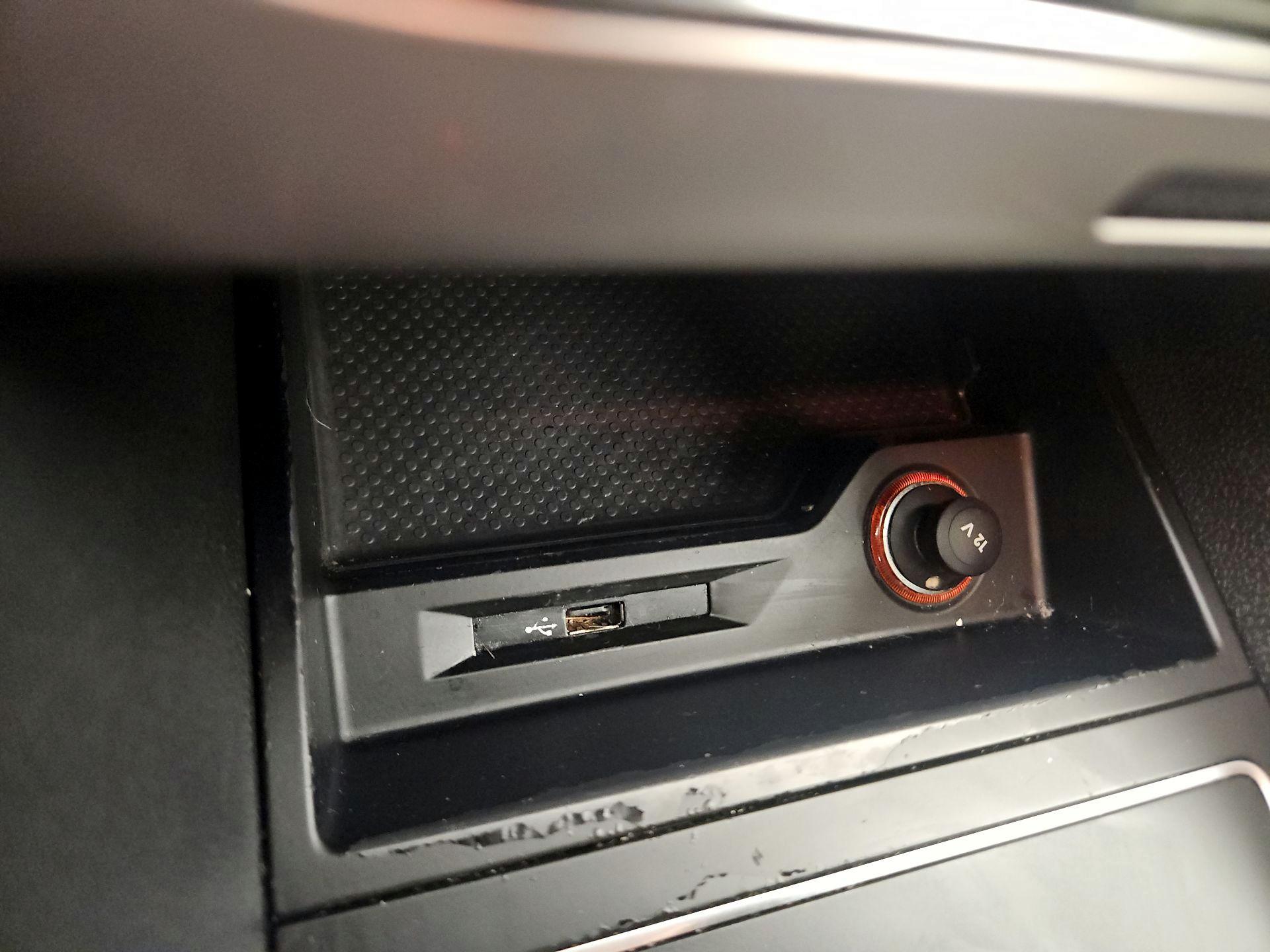 Thumbnail: 2016 Volkswagen Passat - 18