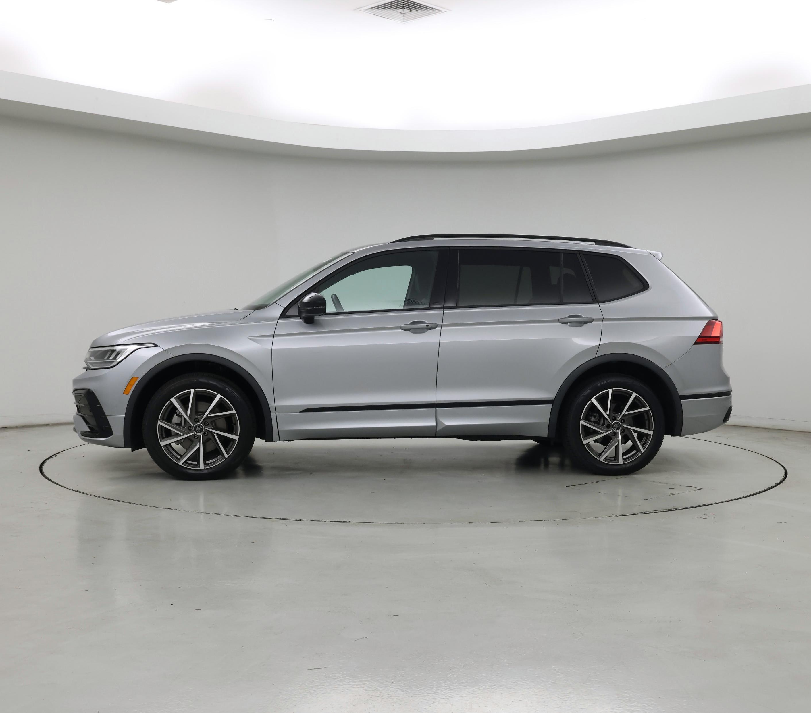 Thumbnail: 2023 Volkswagen Tiguan - 3