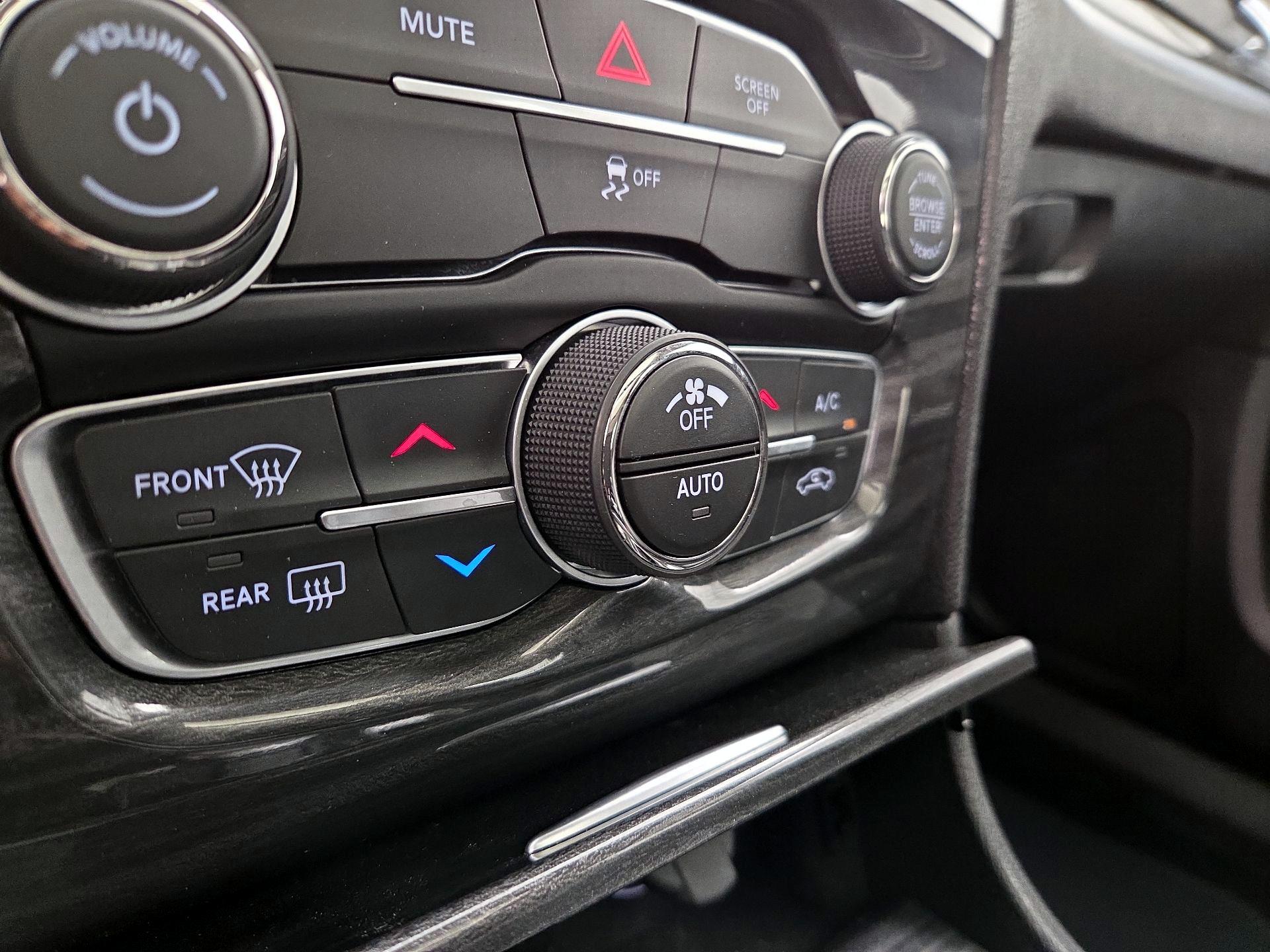 Thumbnail: 2020 Chrysler 300 - 17