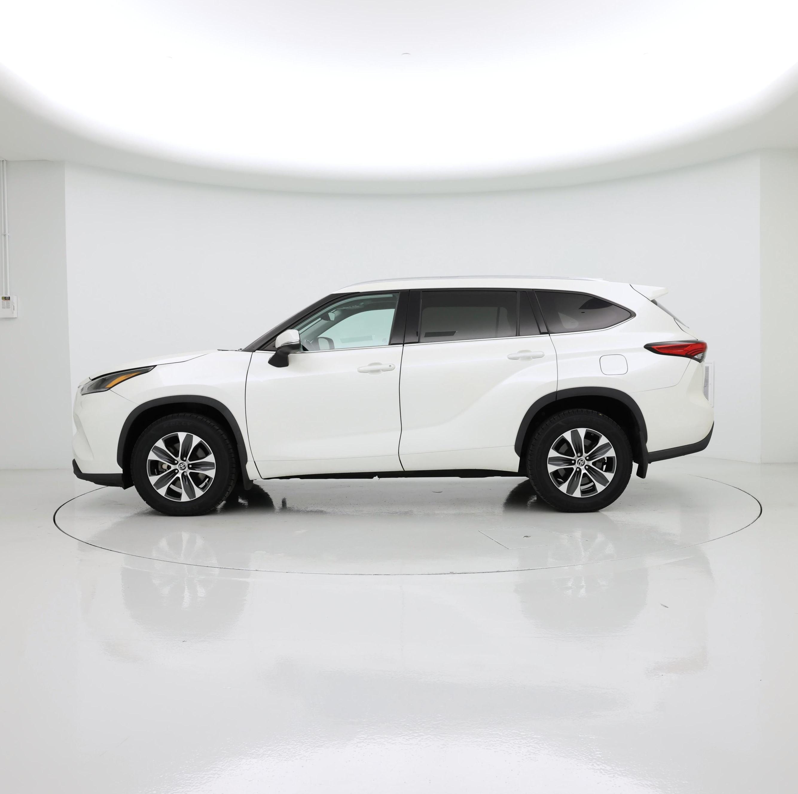 Thumbnail: 2021 Toyota Highlander - 3