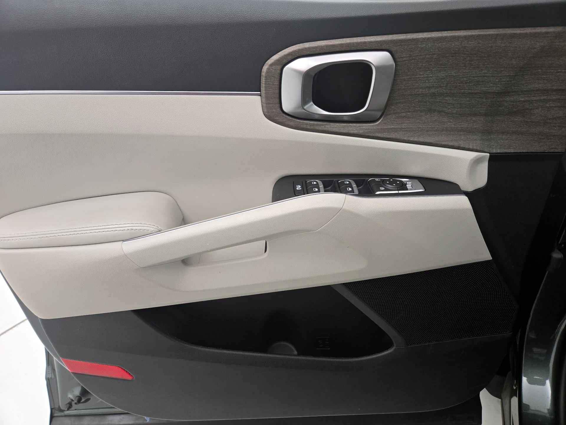 Thumbnail: 2023 Kia Sorento - 12