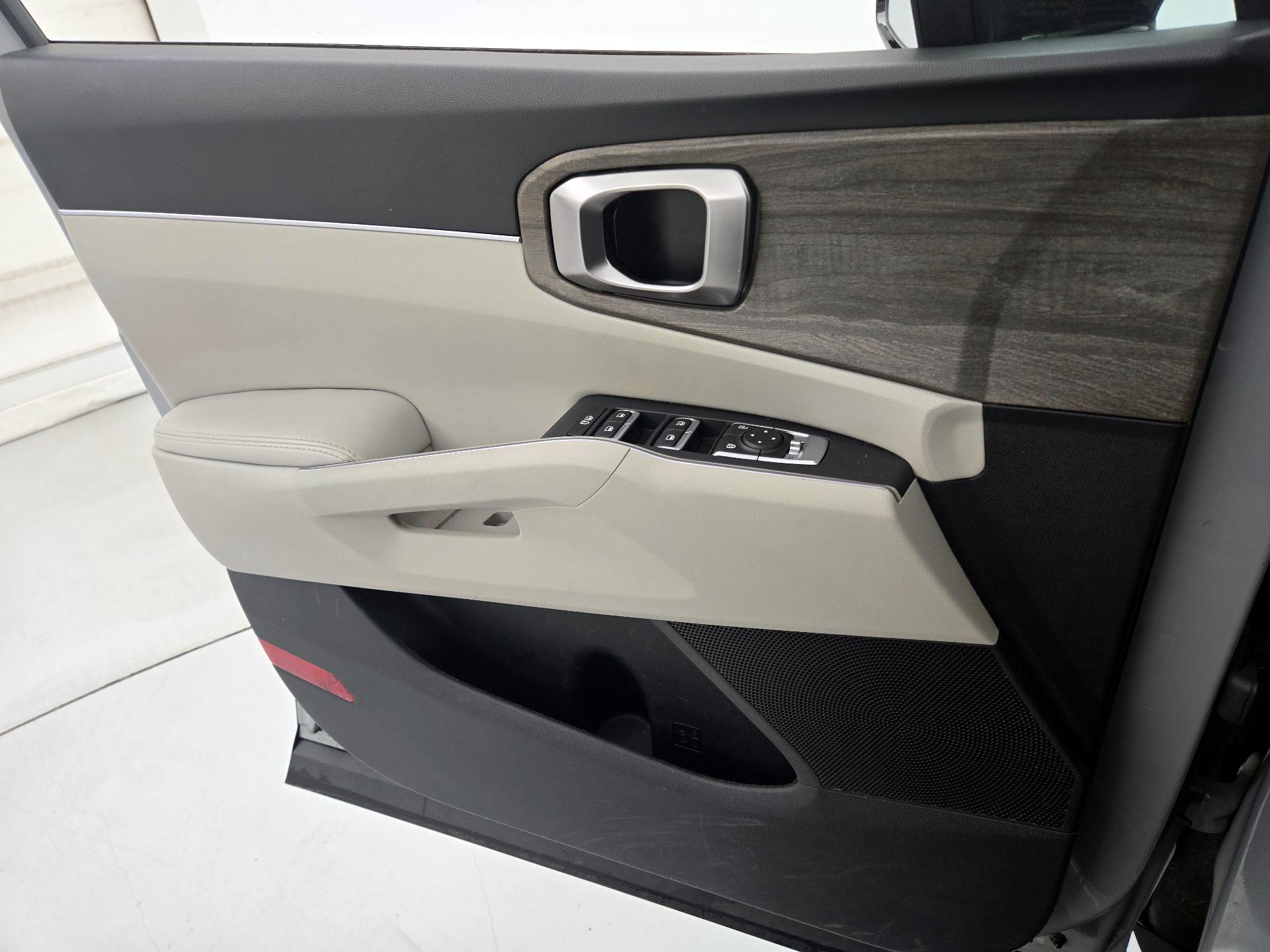 Thumbnail: 2023 Kia Sorento - 12