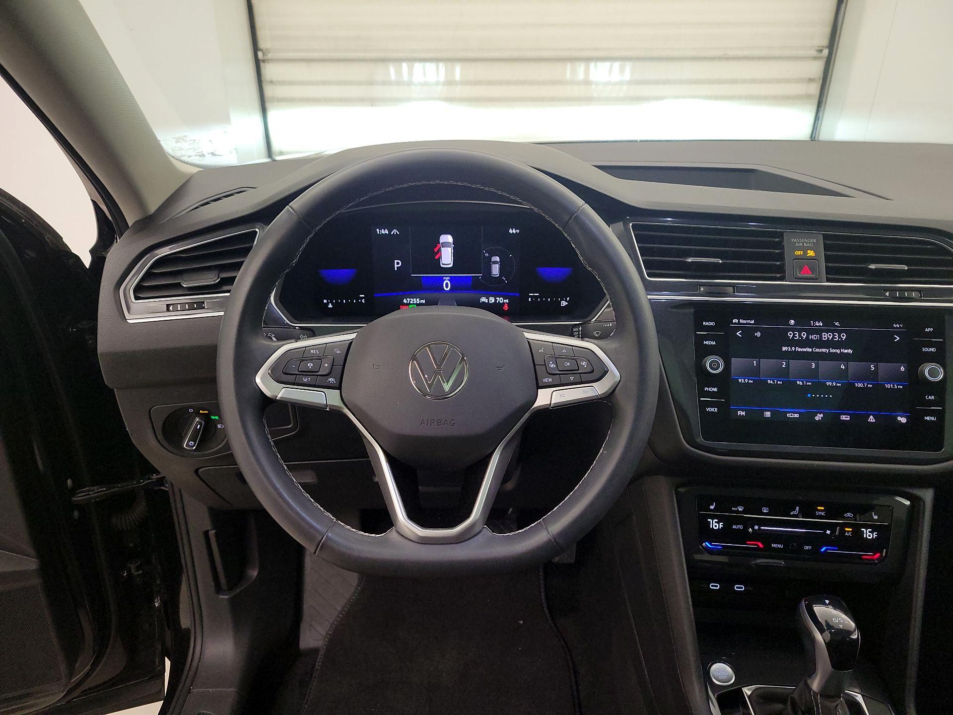 Thumbnail: 2022 Volkswagen Tiguan - 10