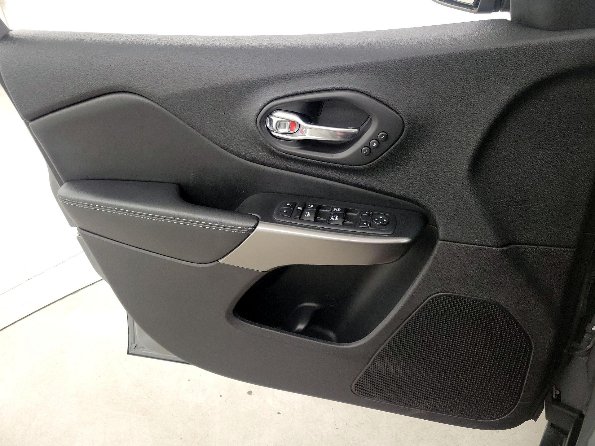 Thumbnail: 2020 Jeep Cherokee - 12