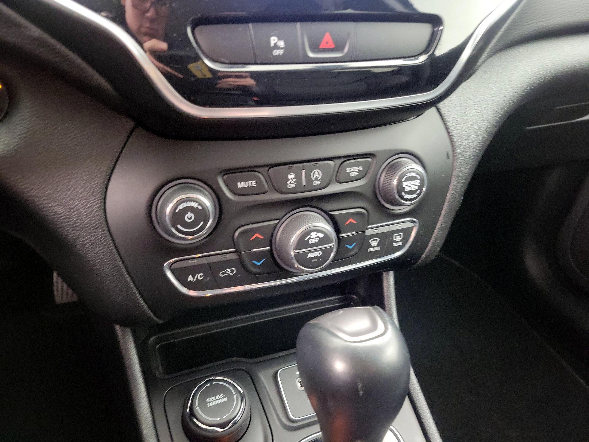 Thumbnail: 2020 Jeep Cherokee - 16