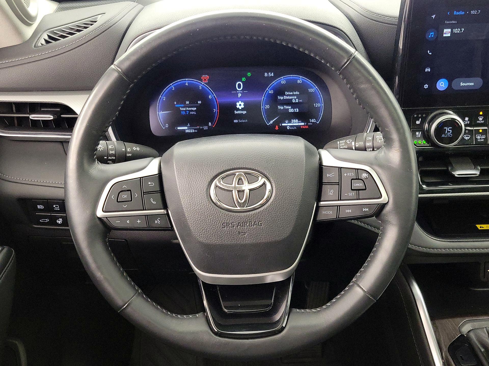 Thumbnail: 2023 Toyota Highlander - 10