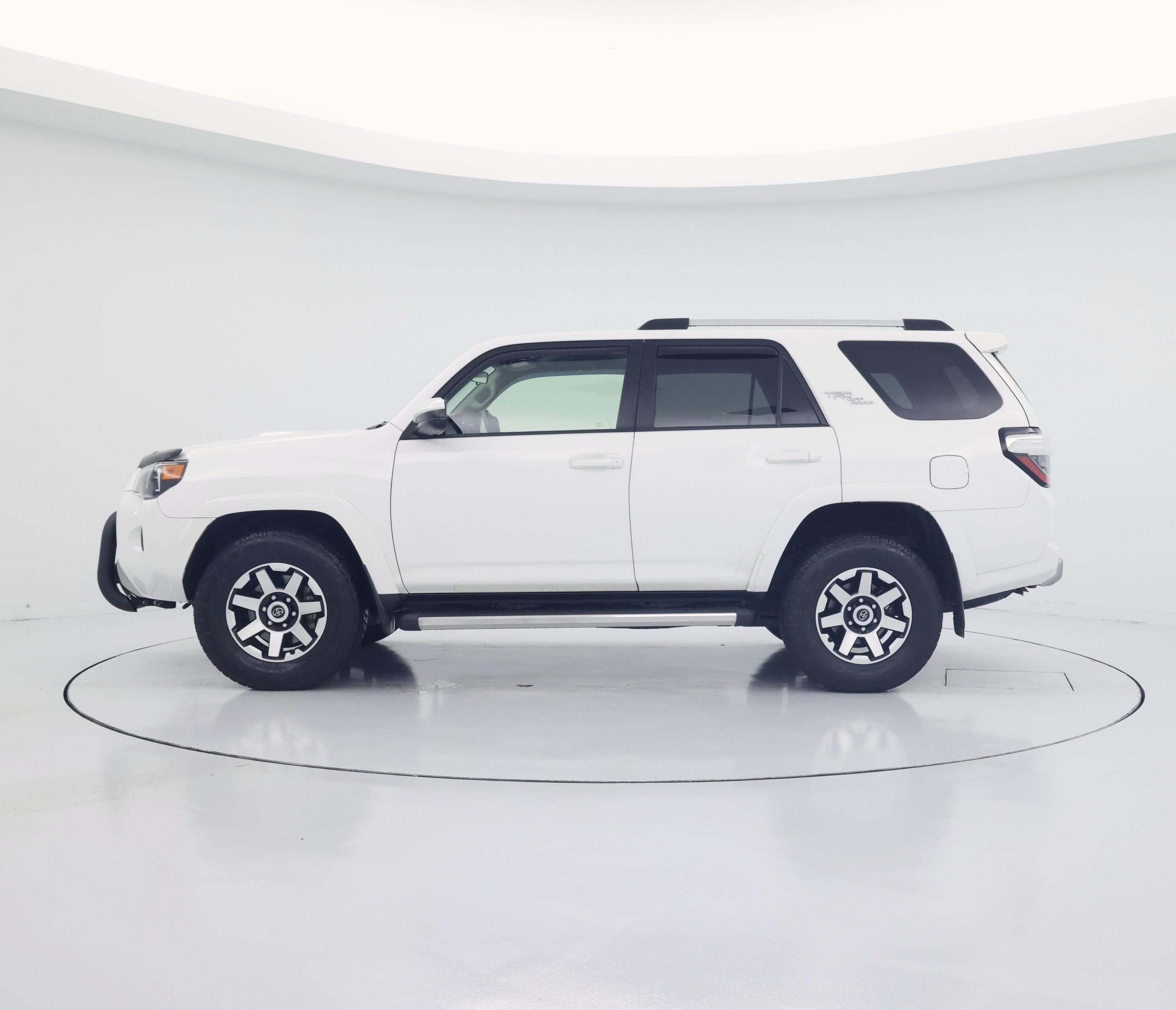 Thumbnail: 2017 Toyota 4Runner - 3