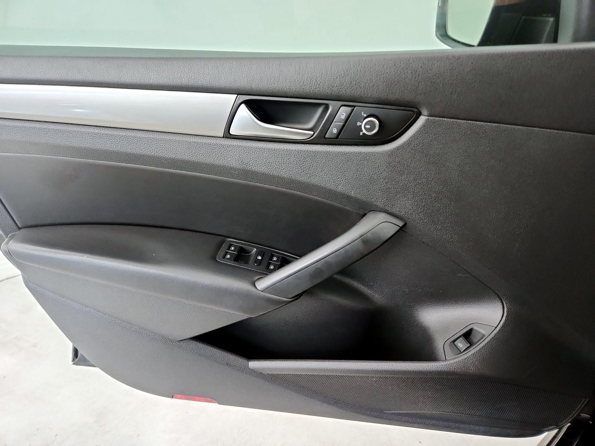 Thumbnail: 2015 Volkswagen Passat - 12