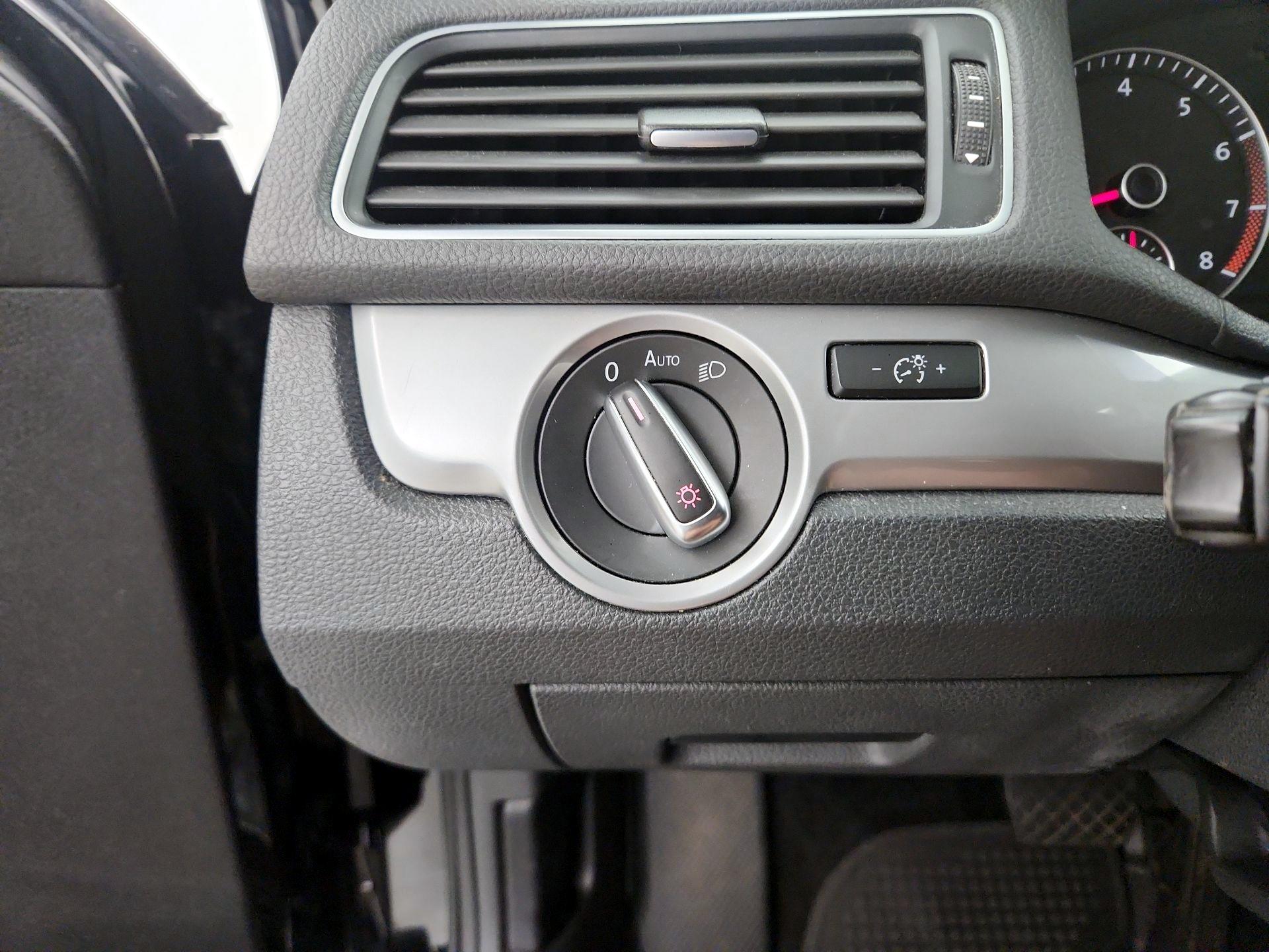 Thumbnail: 2015 Volkswagen Passat - 13