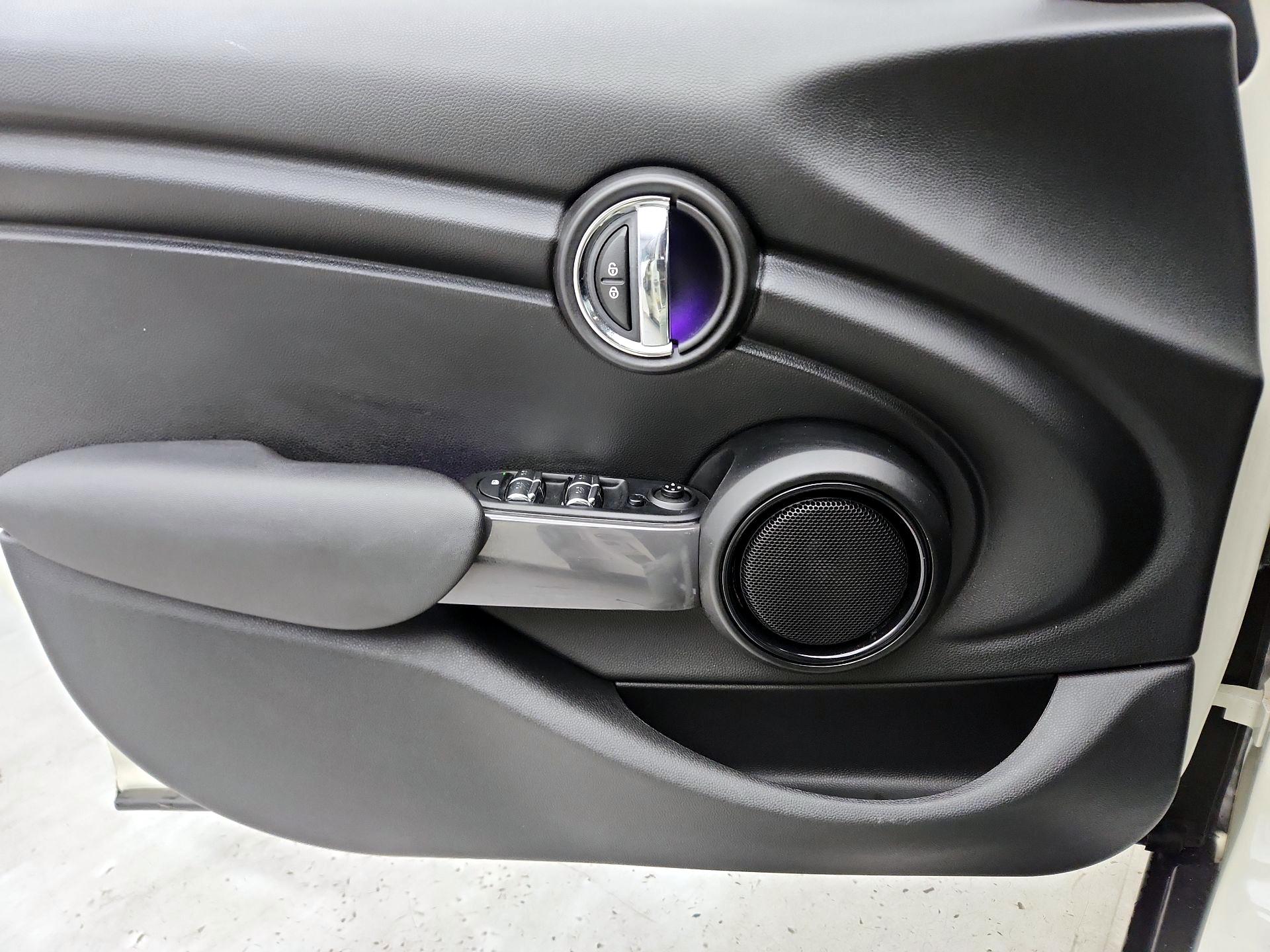 Thumbnail: 2016 MINI Cooper Hardtop - 12