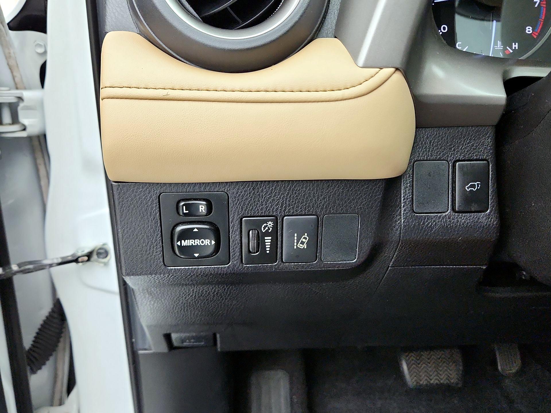 Thumbnail: 2018 Toyota RAV4 - 13