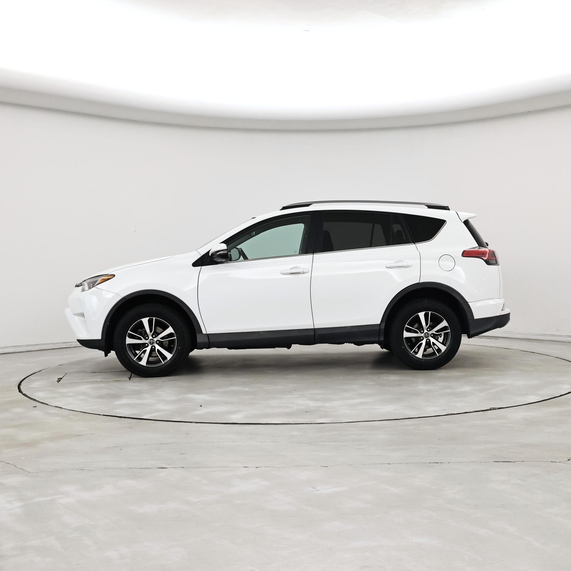 Thumbnail: 2018 Toyota RAV4 - 3