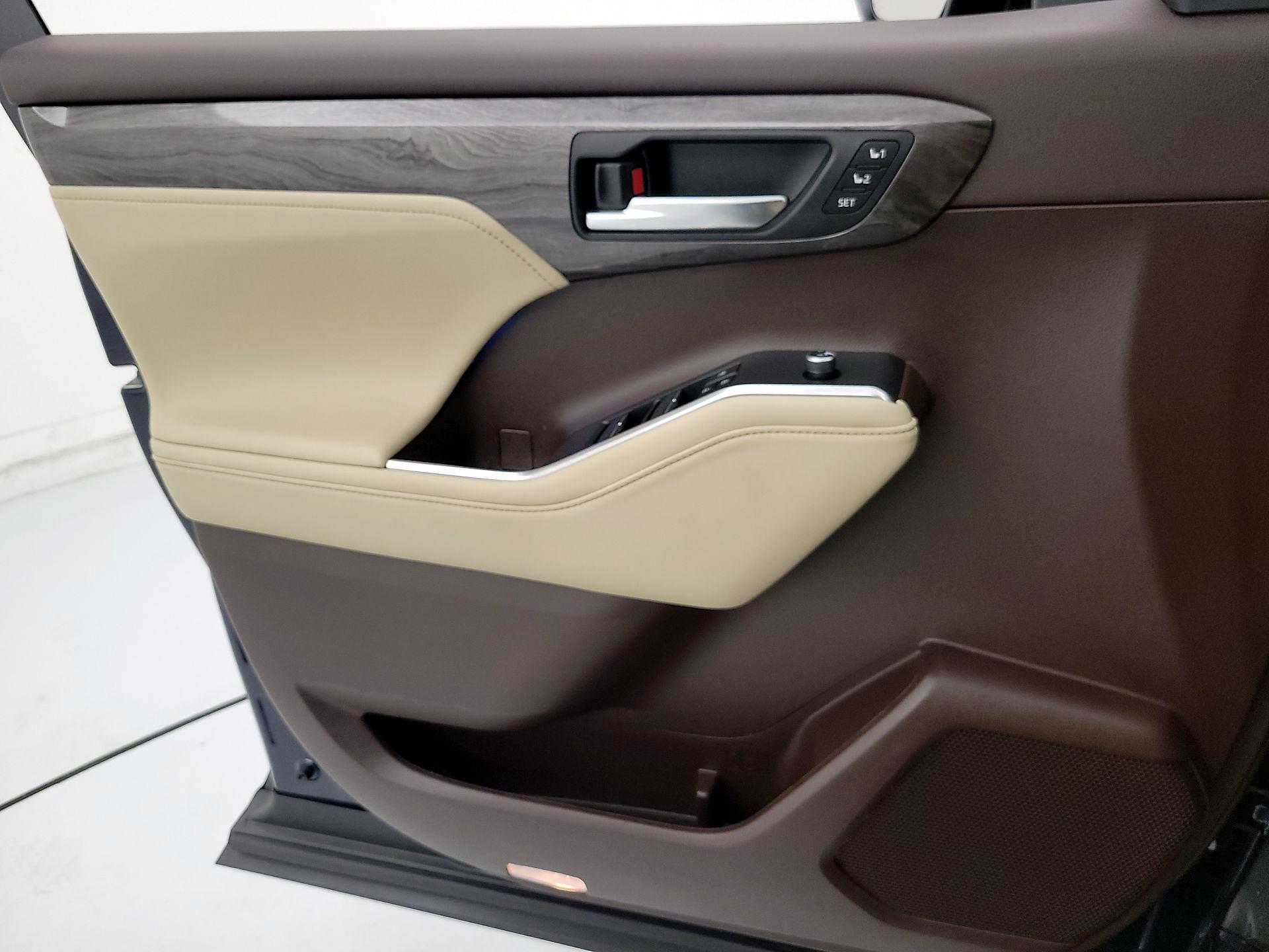 Thumbnail: 2022 Toyota Highlander - 12