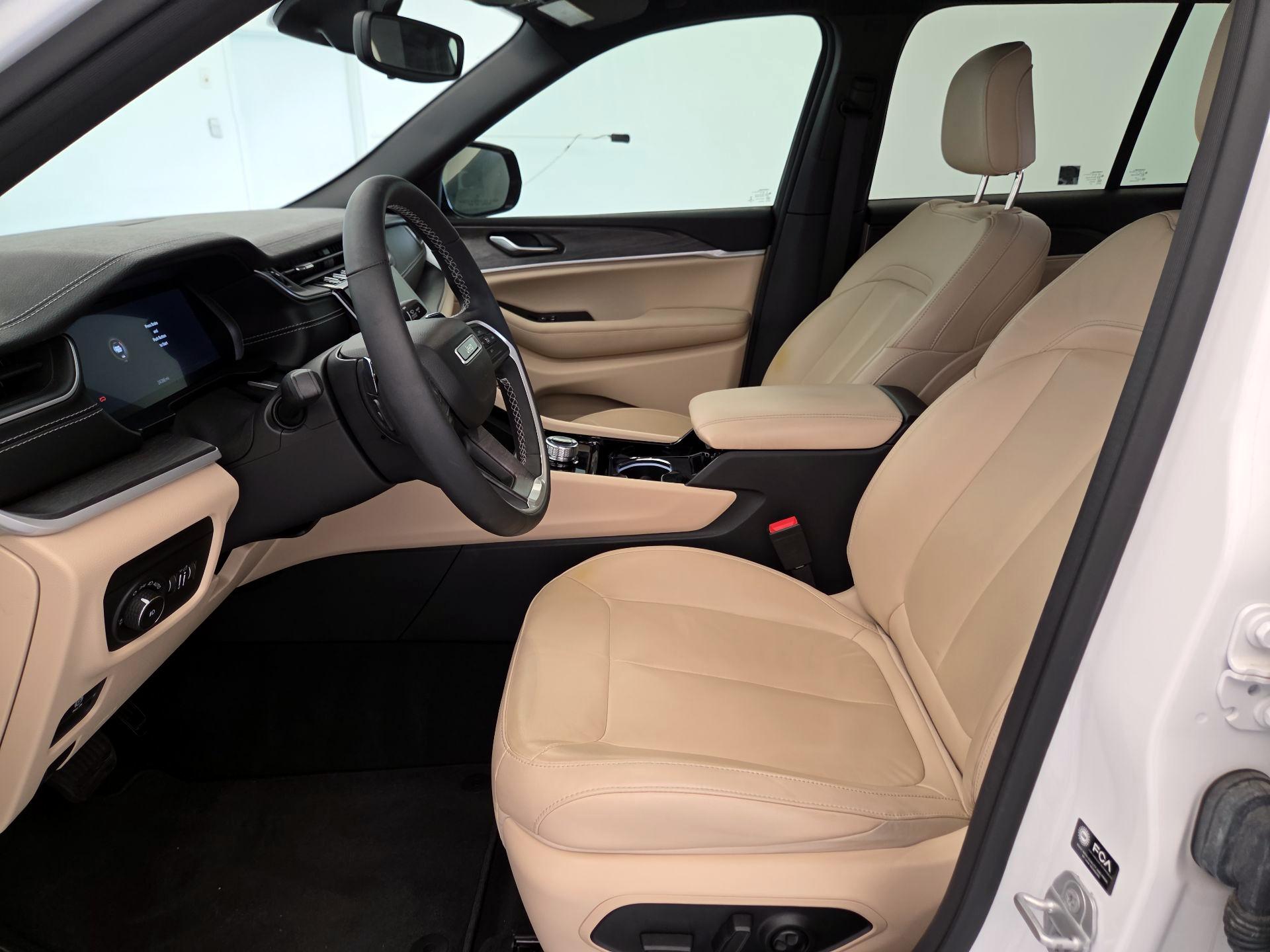 Thumbnail: 2023 Jeep Grand Cherokee - 11