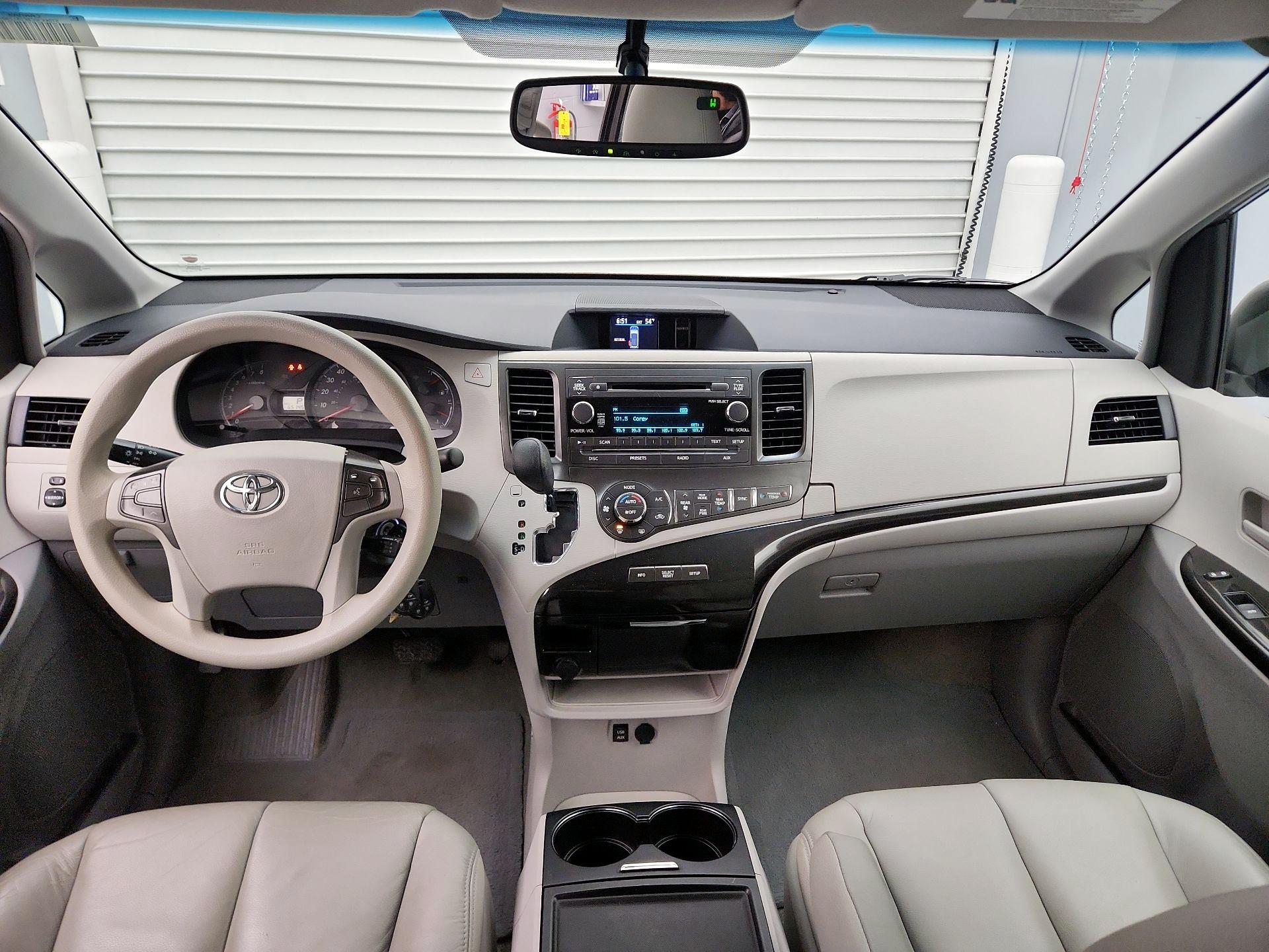 Thumbnail: 2014 Toyota Sienna - 9