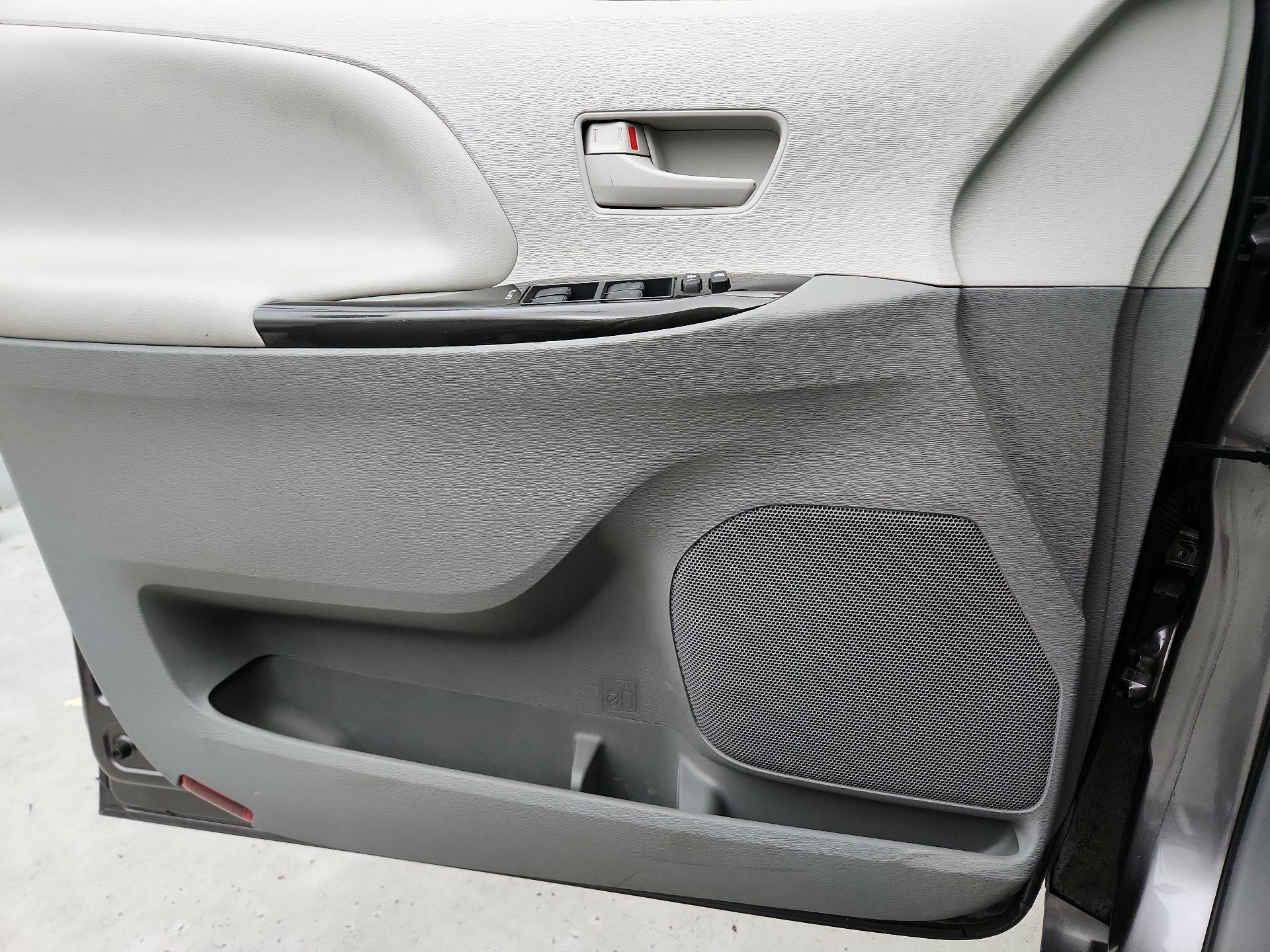 Thumbnail: 2014 Toyota Sienna - 11