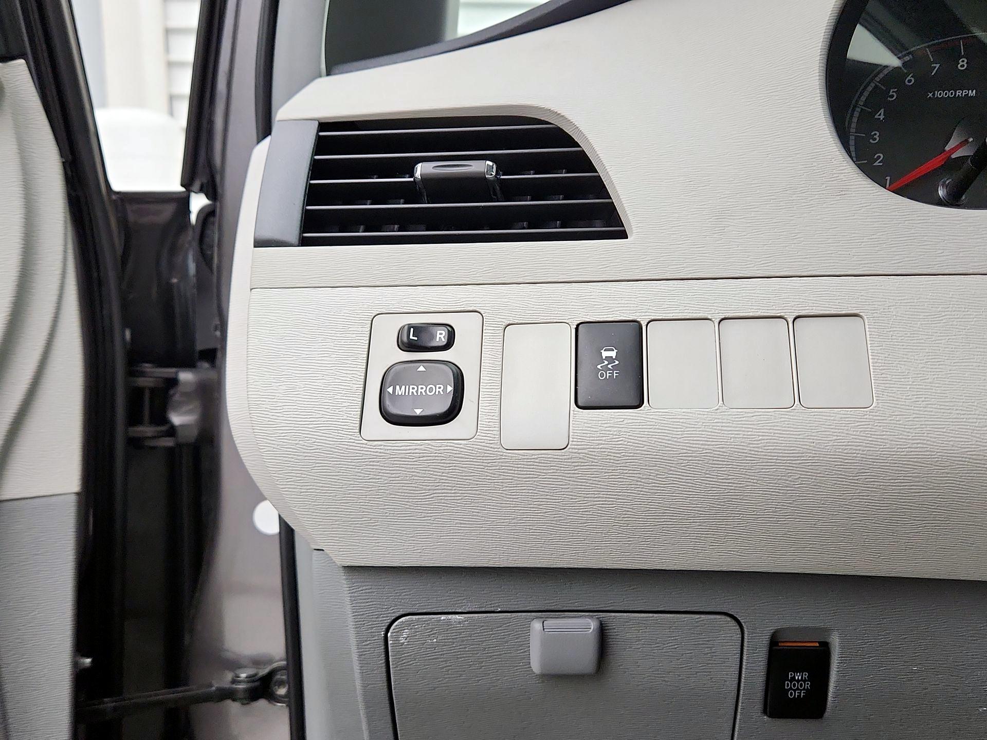 Thumbnail: 2014 Toyota Sienna - 12