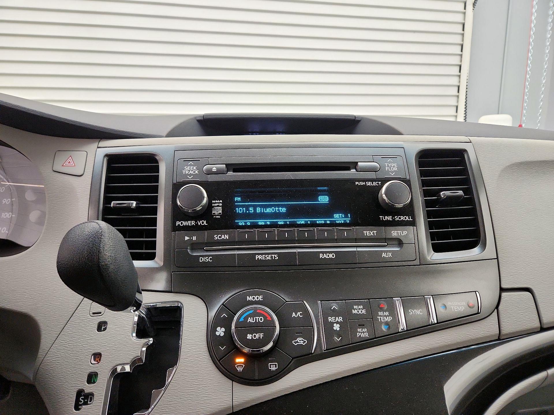 Thumbnail: 2014 Toyota Sienna - 14