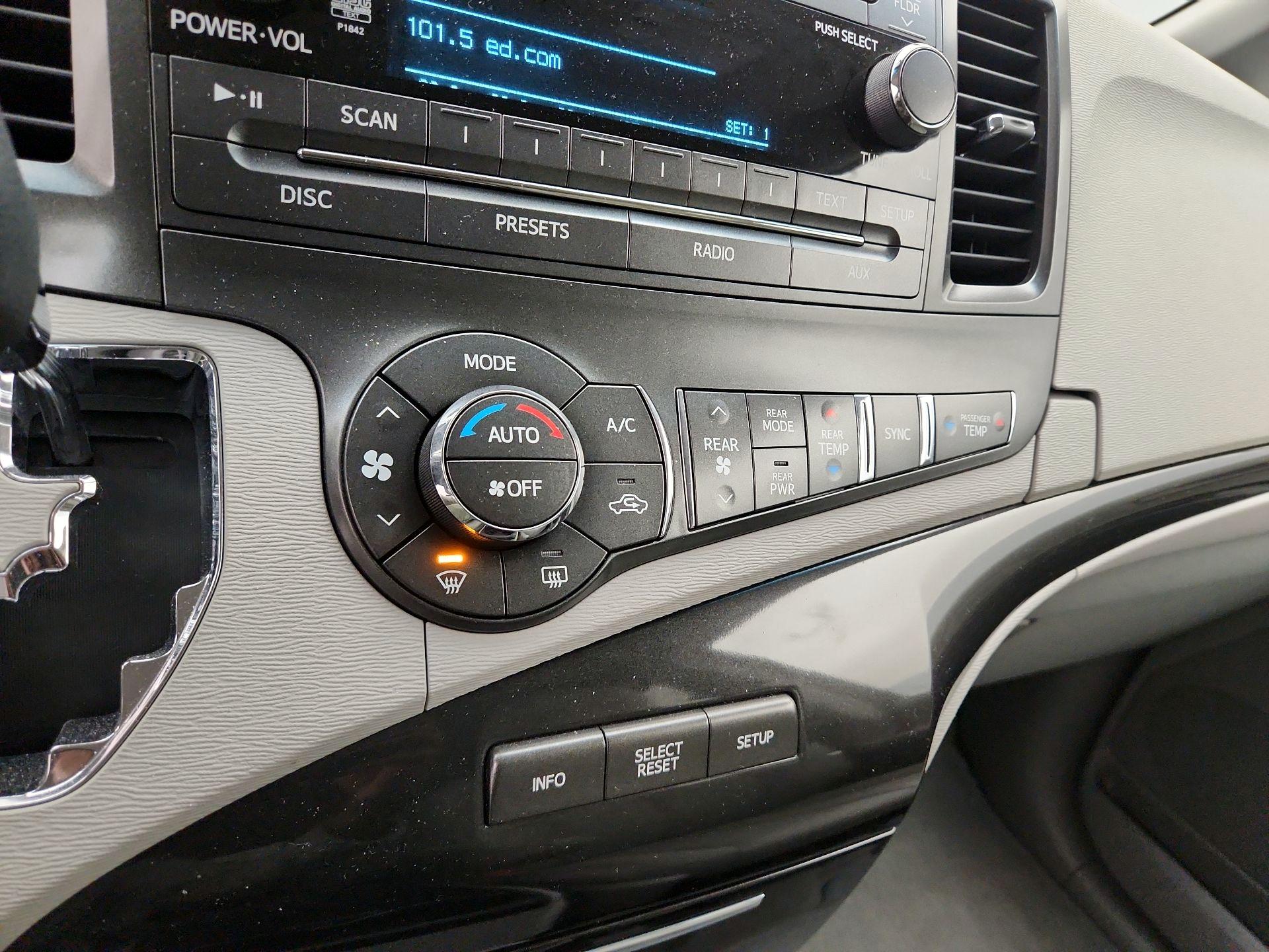 Thumbnail: 2014 Toyota Sienna - 15