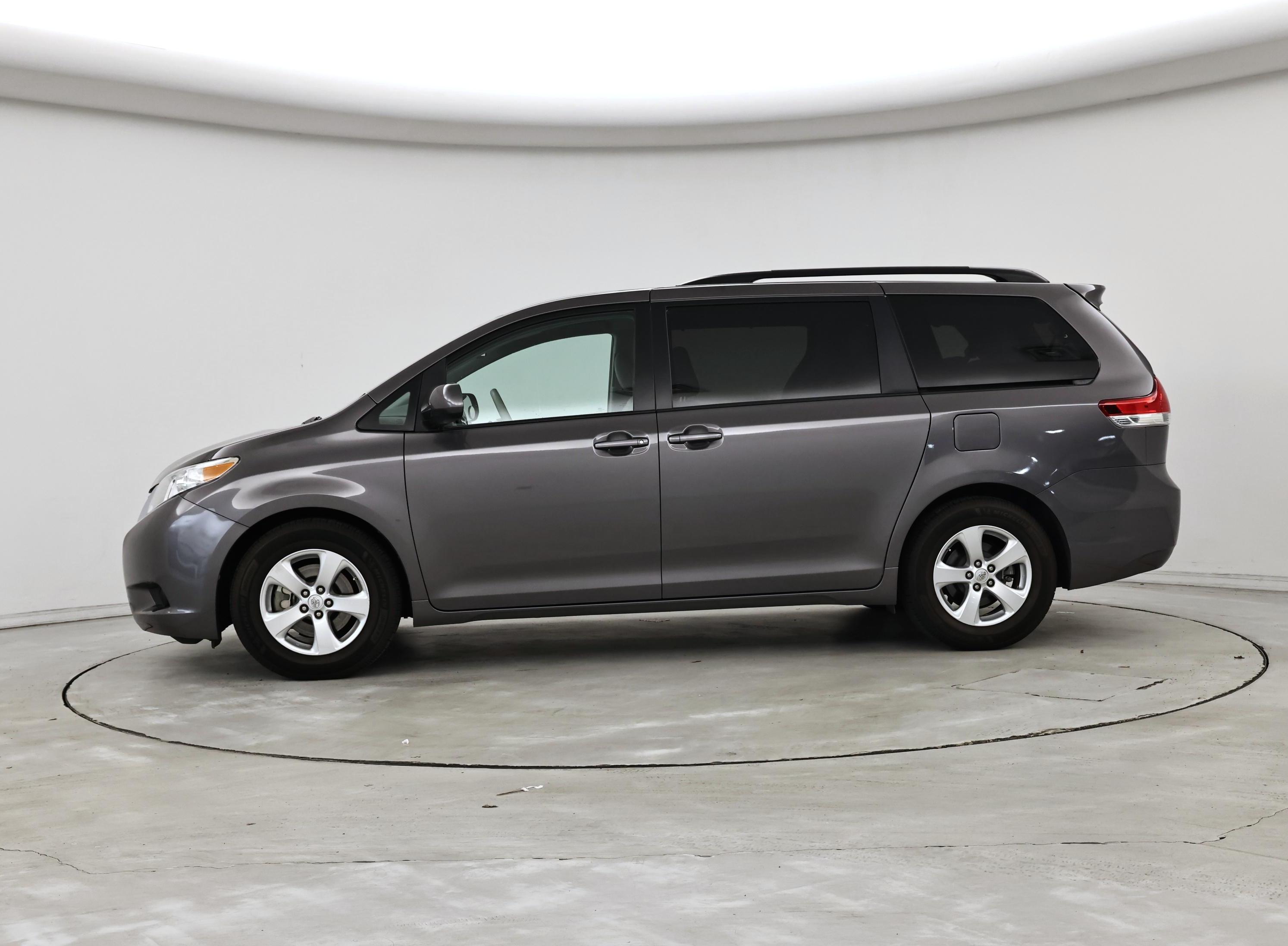 Thumbnail: 2014 Toyota Sienna - 3