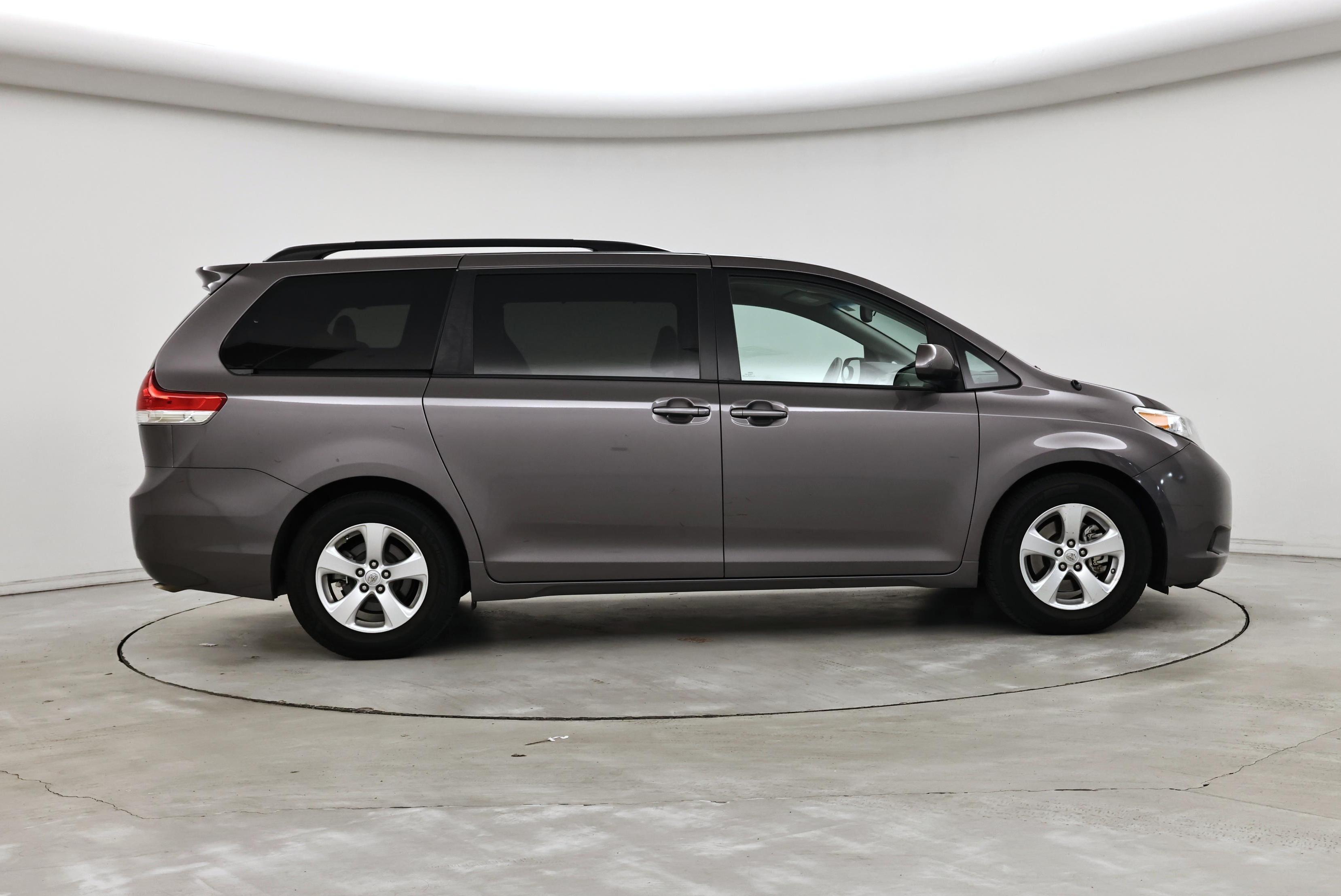 Thumbnail: 2014 Toyota Sienna - 7