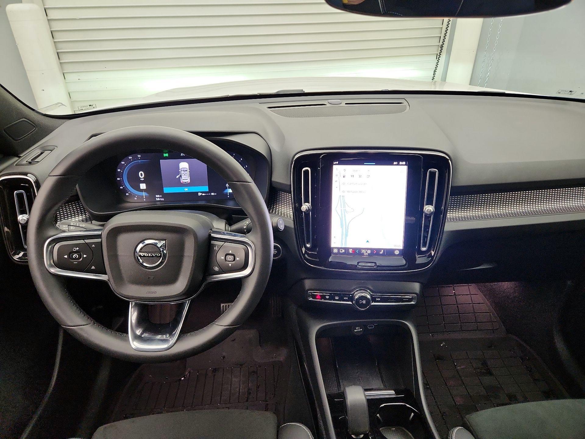 Thumbnail: 2023 Volvo XC40 - 9