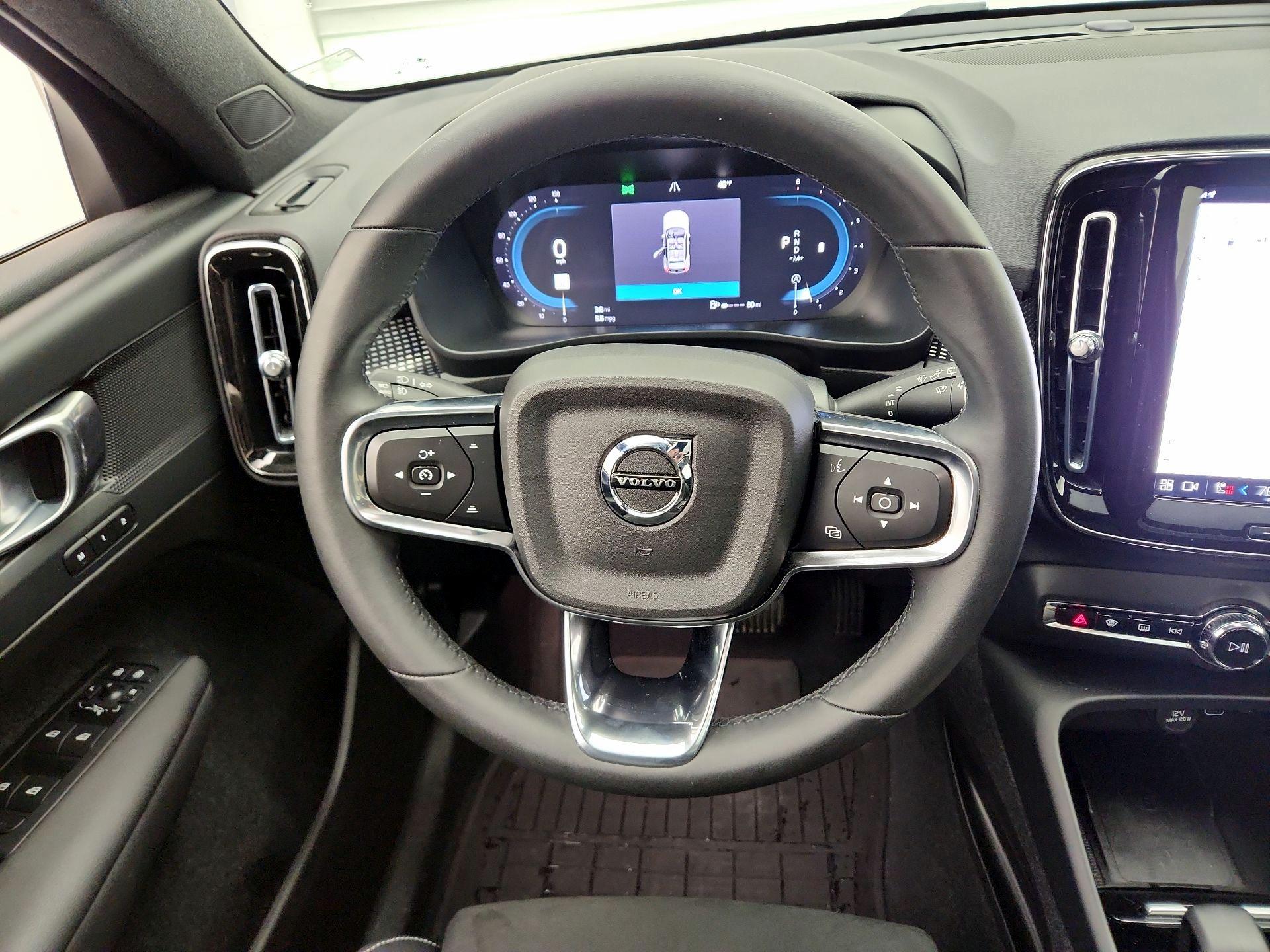 Thumbnail: 2023 Volvo XC40 - 10