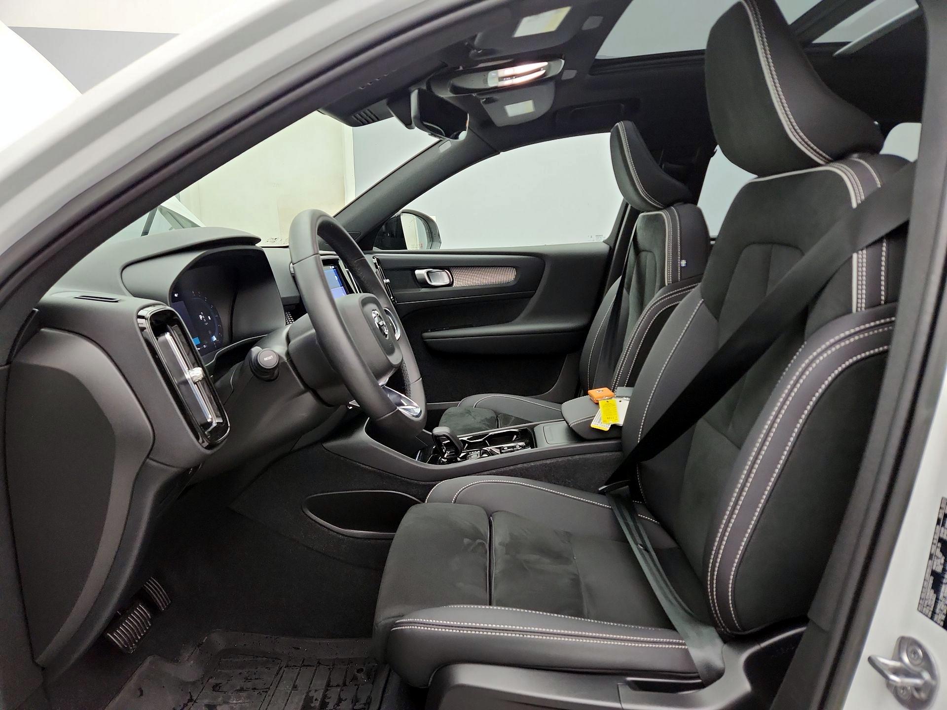 Thumbnail: 2023 Volvo XC40 - 11