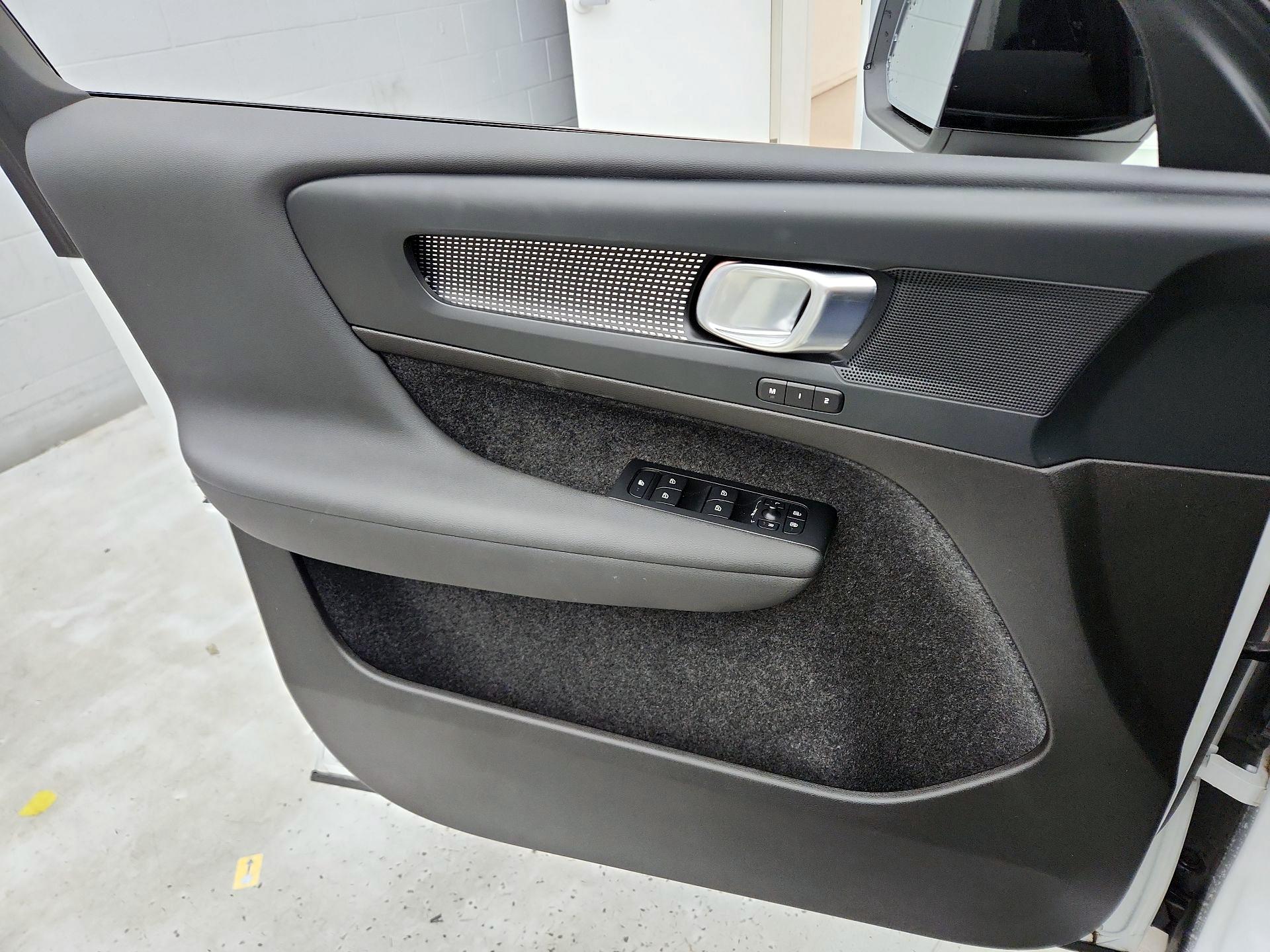 Thumbnail: 2023 Volvo XC40 - 12