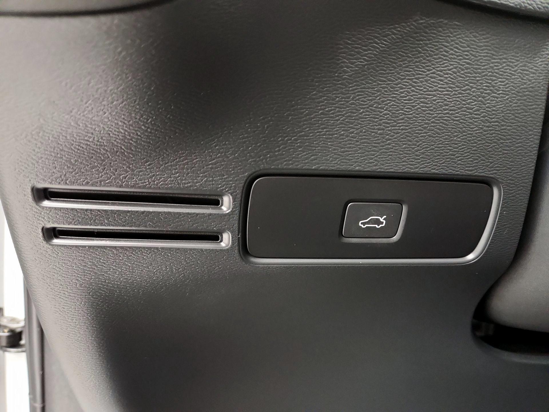 Thumbnail: 2023 Volvo XC40 - 13