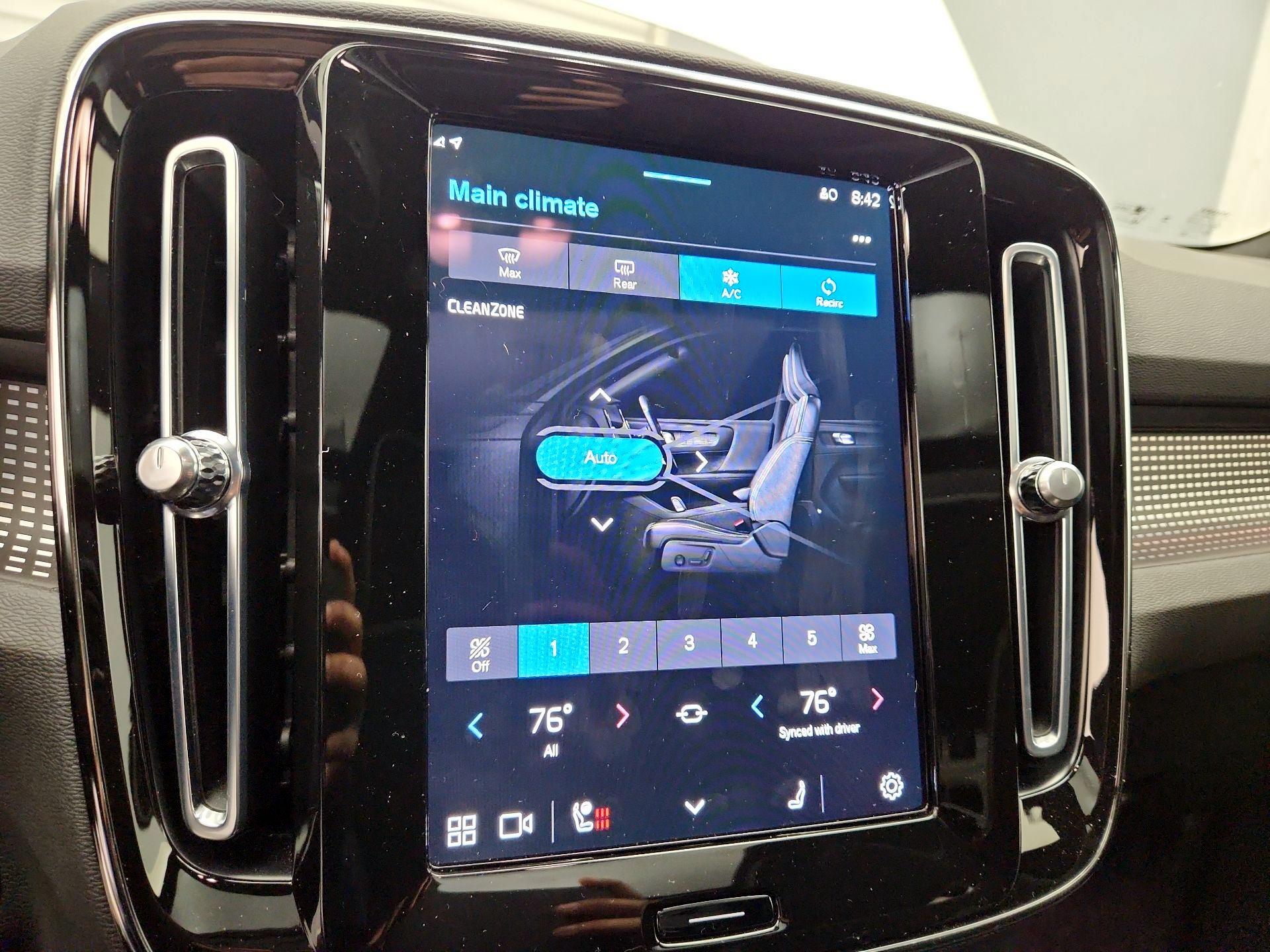 Thumbnail: 2023 Volvo XC40 - 17