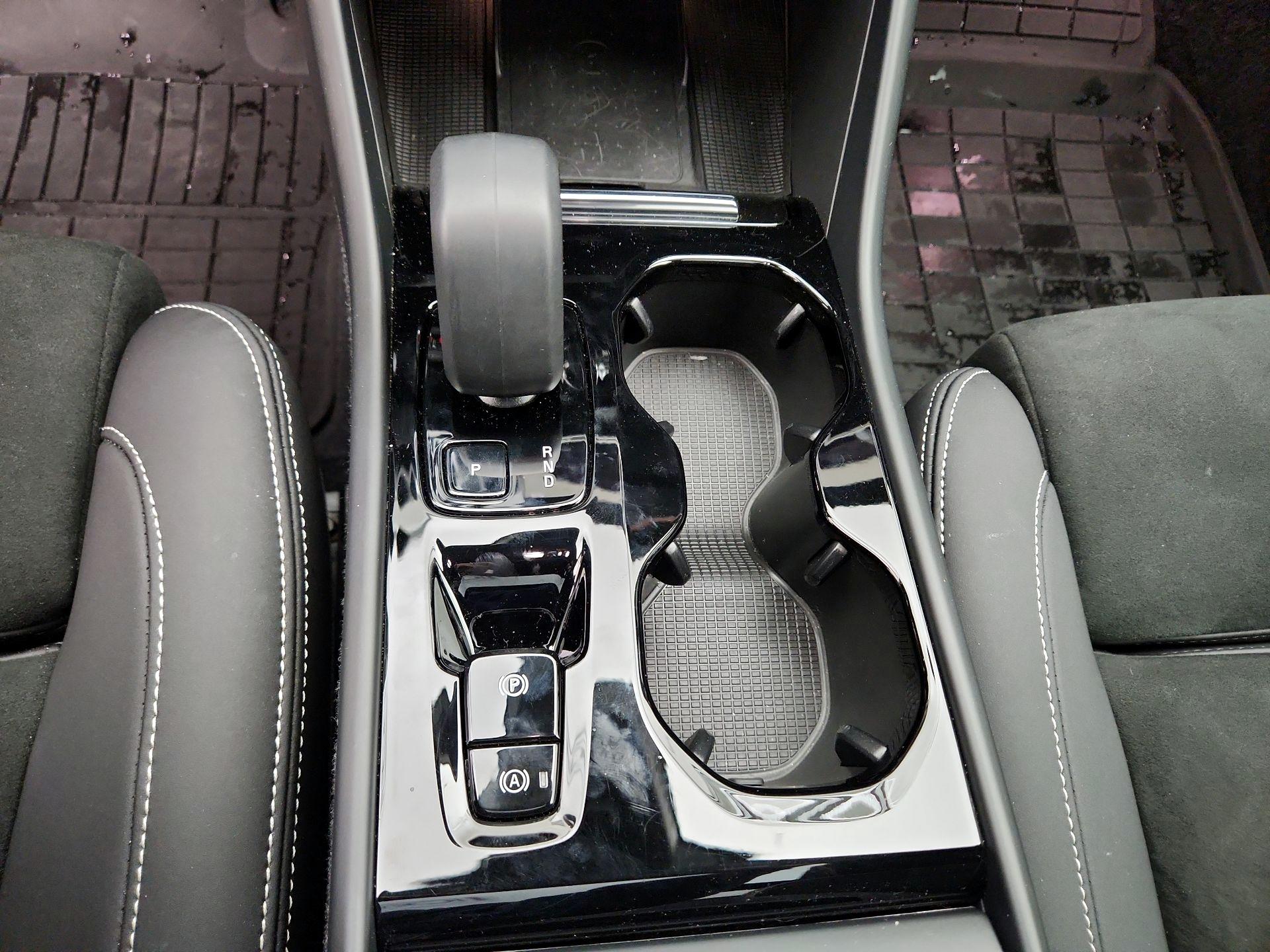 Thumbnail: 2023 Volvo XC40 - 18